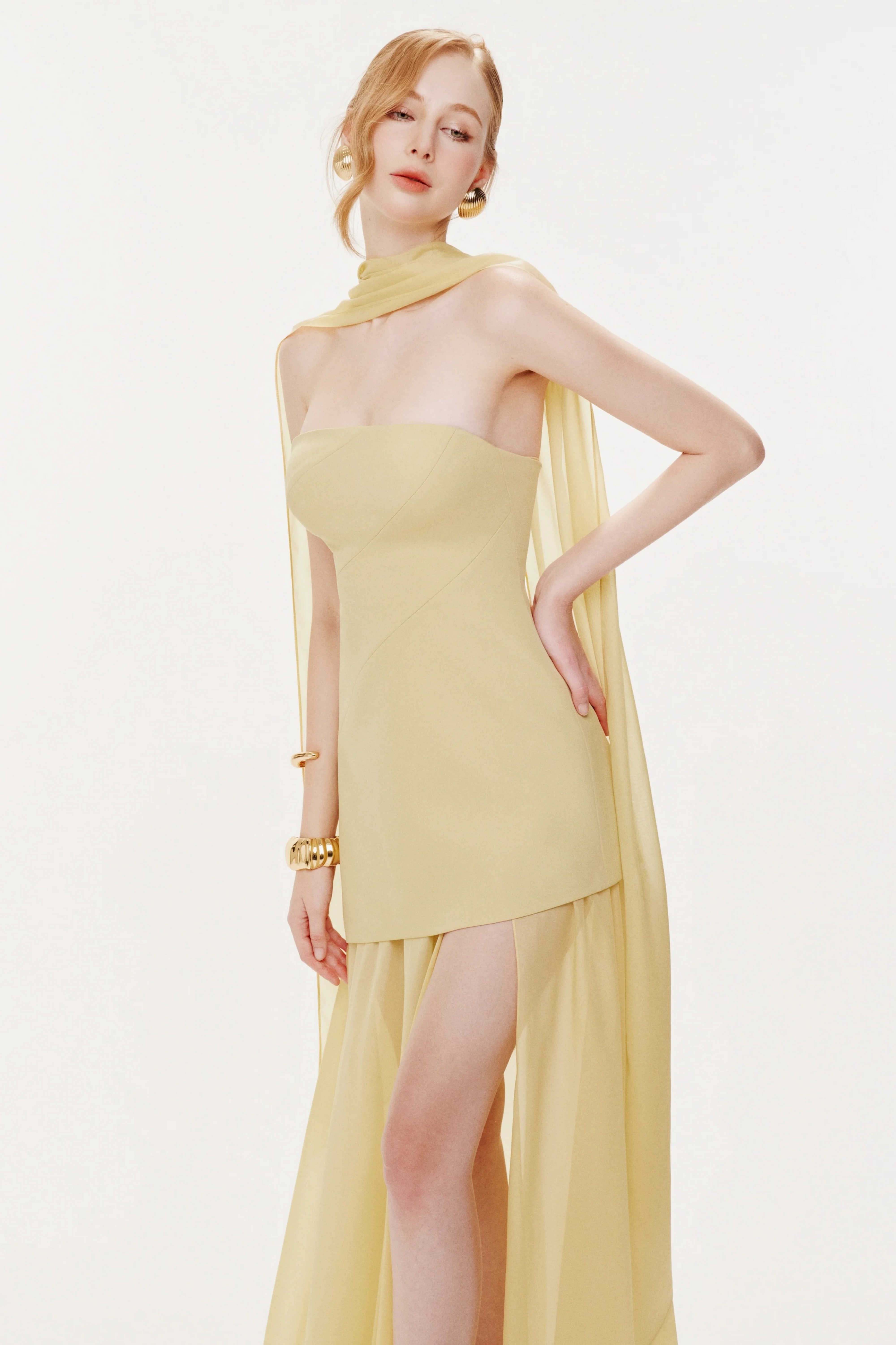 Sidonie – Gelbes, schulterfreies Maxikleid mit Einsätzen