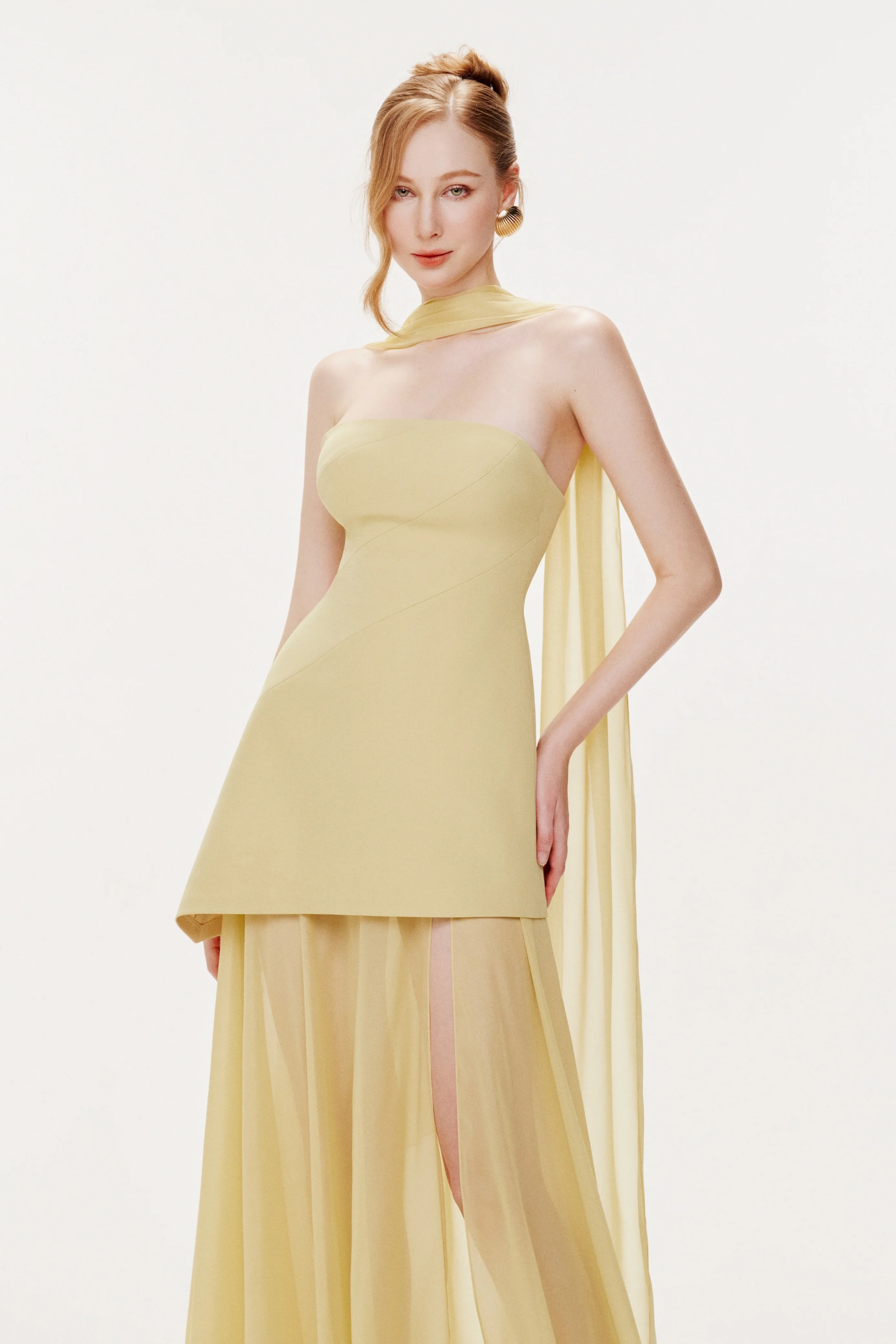 Sidonie – Gelbes, schulterfreies Maxikleid mit Einsätzen