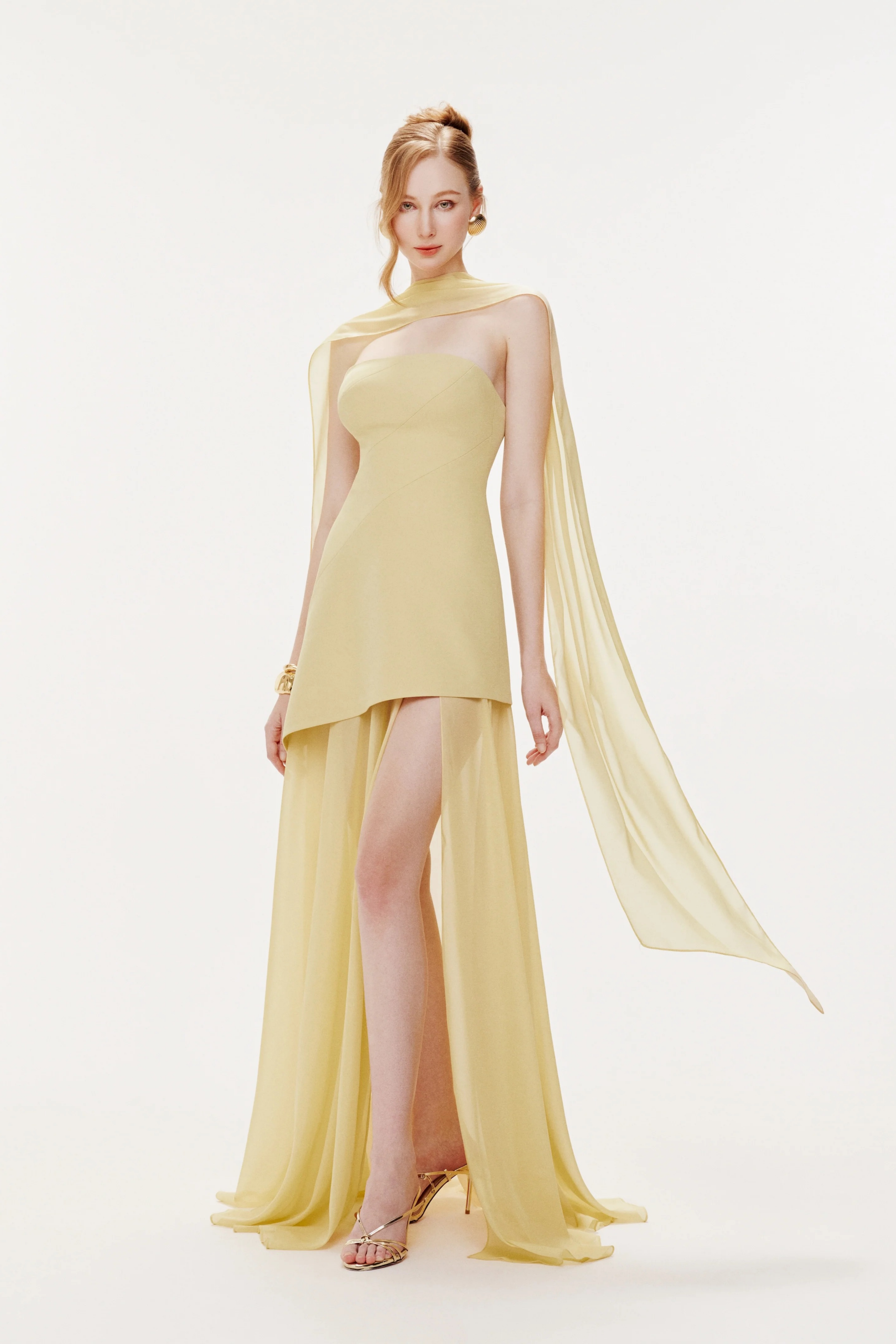 Sidonie – Gelbes, schulterfreies Maxikleid mit Einsätzen