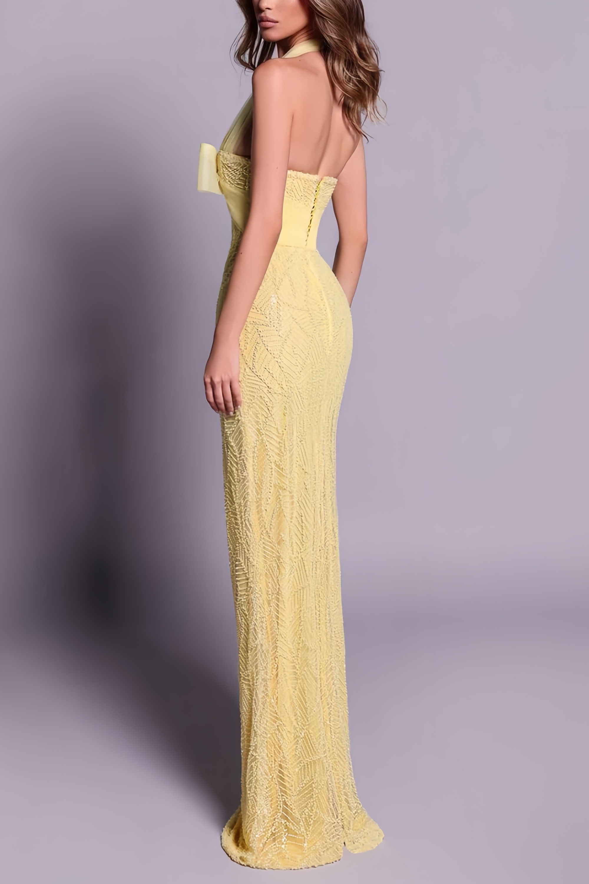 Gelbes Neckholder-Ballkleid mit Perlenverzierung