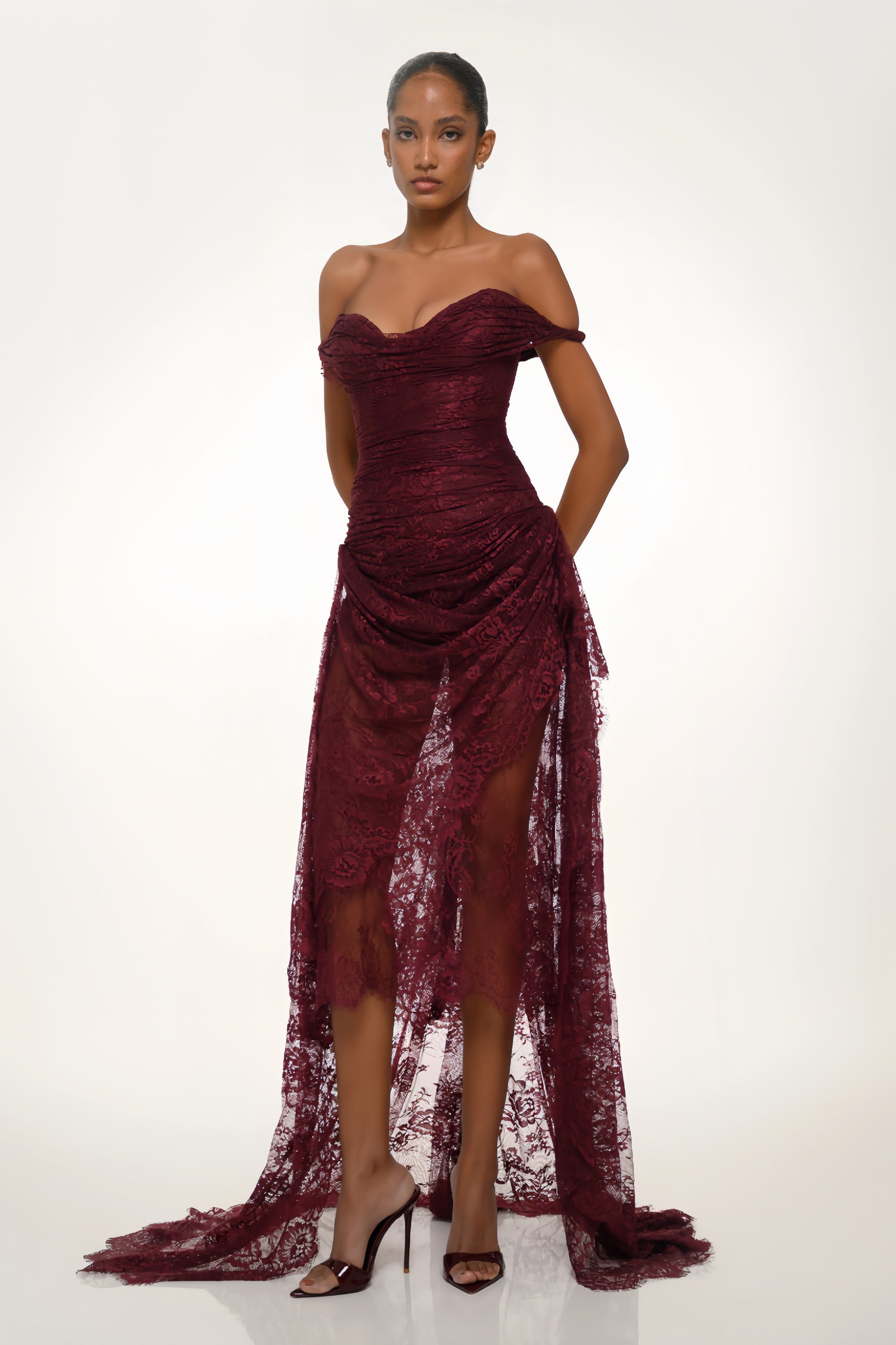 Eline Burgunderrotes gerafftes Spitzenkleid mit Blumenmuster