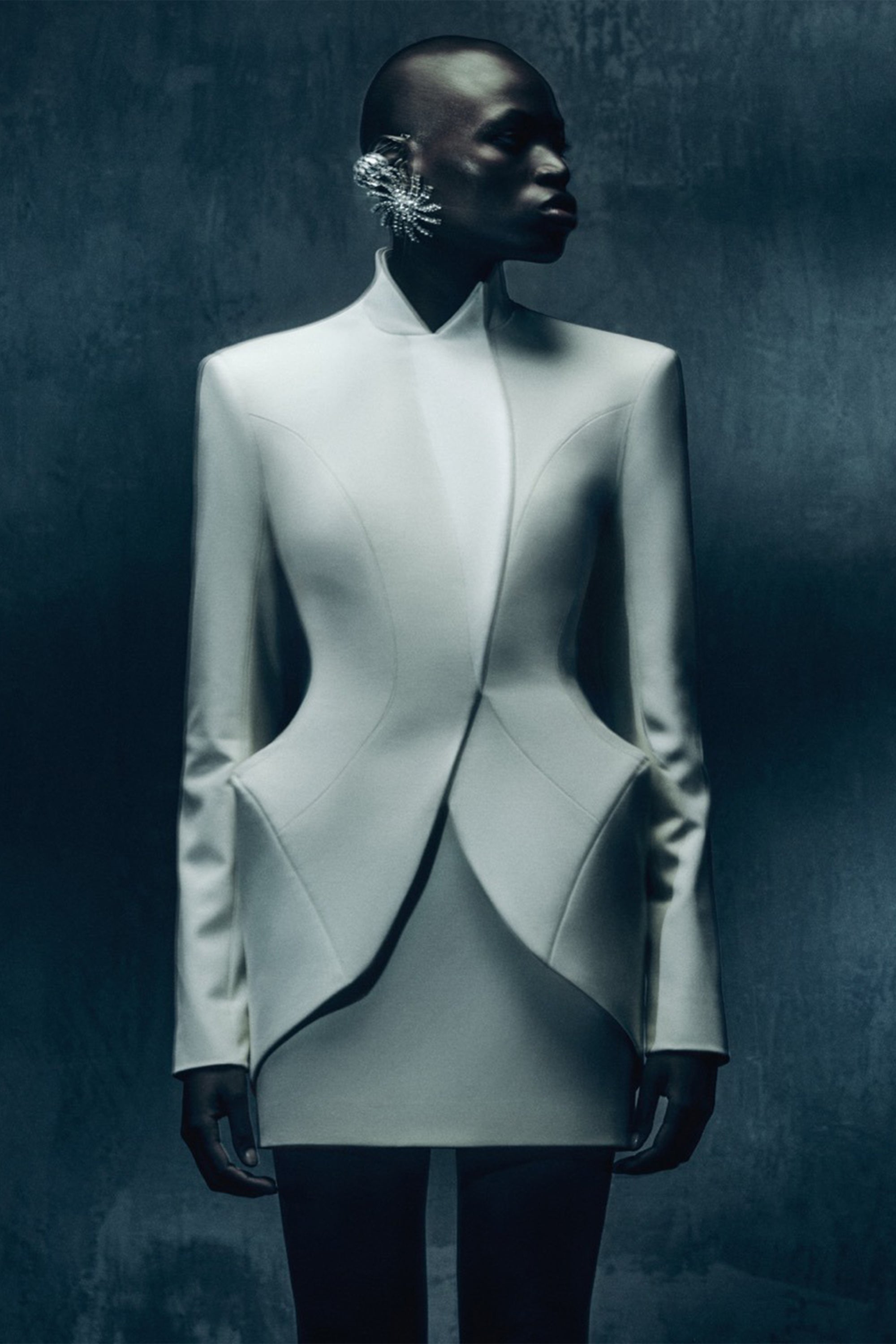 Adriana – Weißes Set aus Jacke und Rock im Barrel-Design