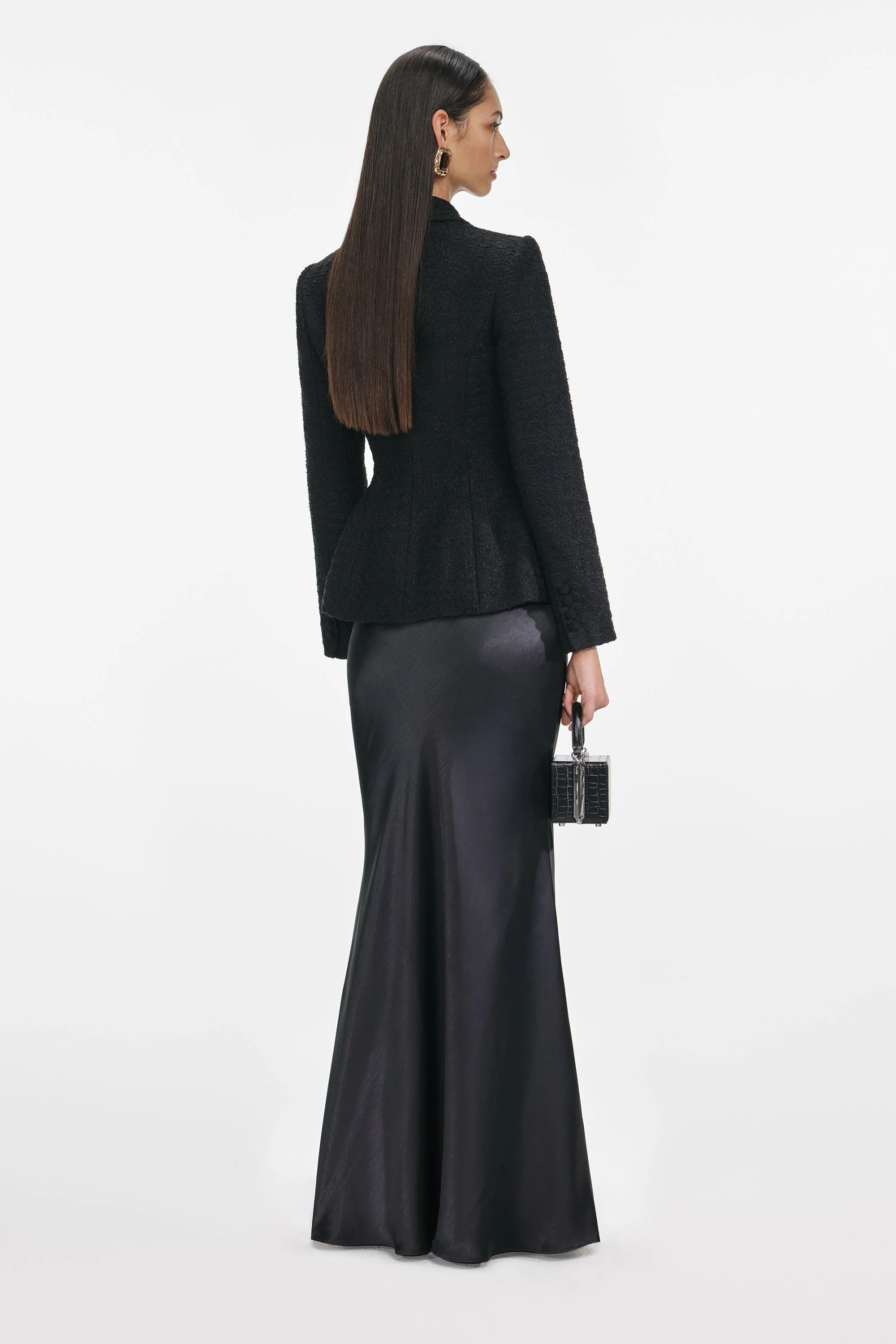 طقم بليزر أسود من تويد وتنورة ساتان من أريادنا