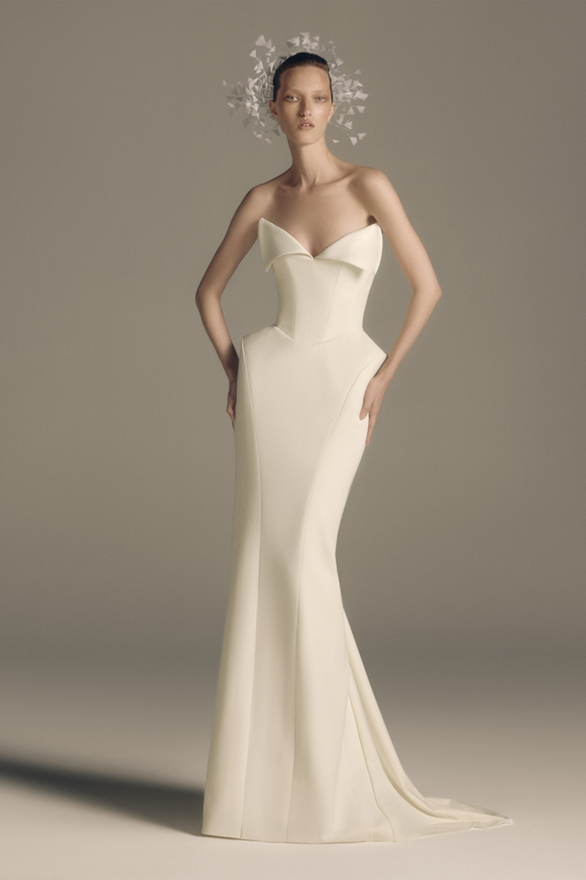 Alba – Weißes Maxikleid mit Korsett und Tonnentaille