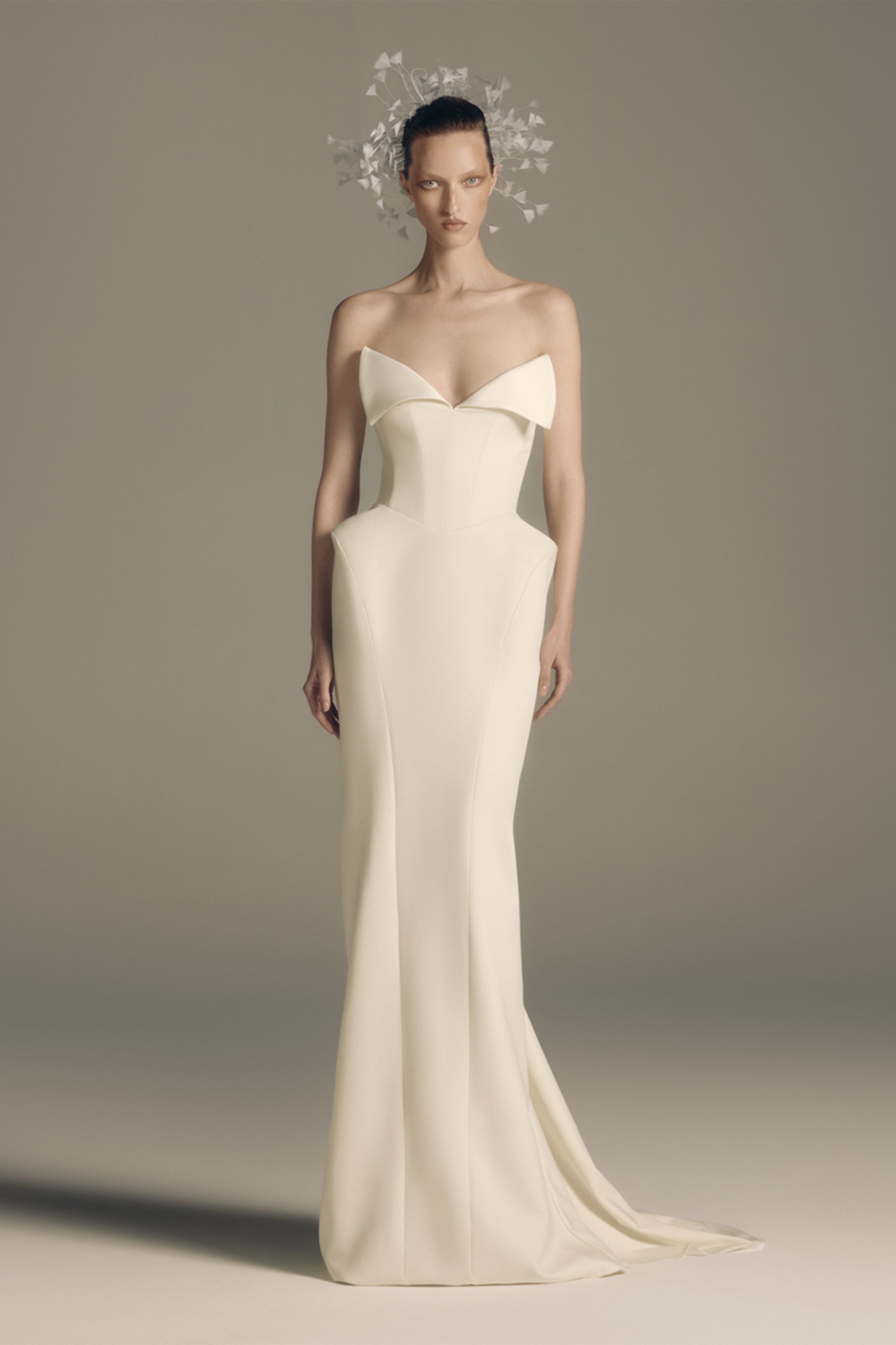 Alba – Weißes Maxikleid mit Korsett und Tonnentaille