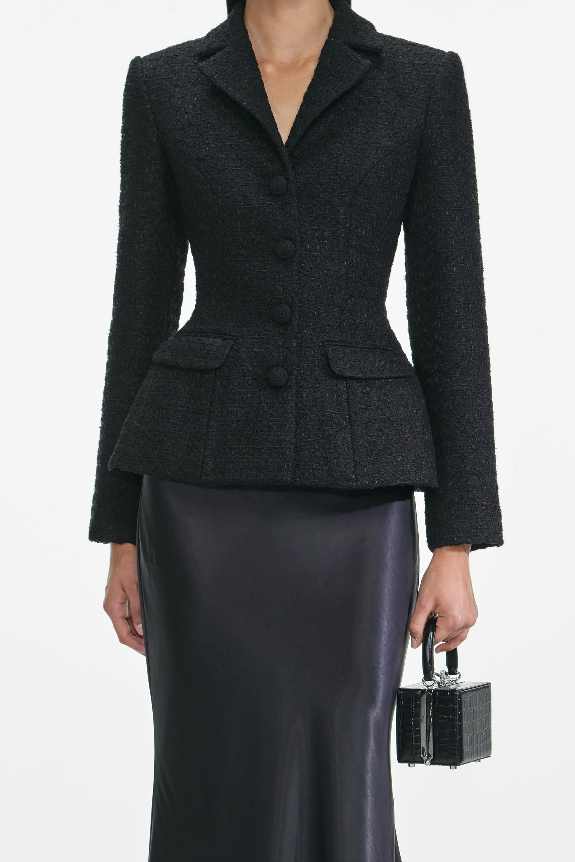 طقم بليزر أسود من تويد وتنورة ساتان من أريادنا