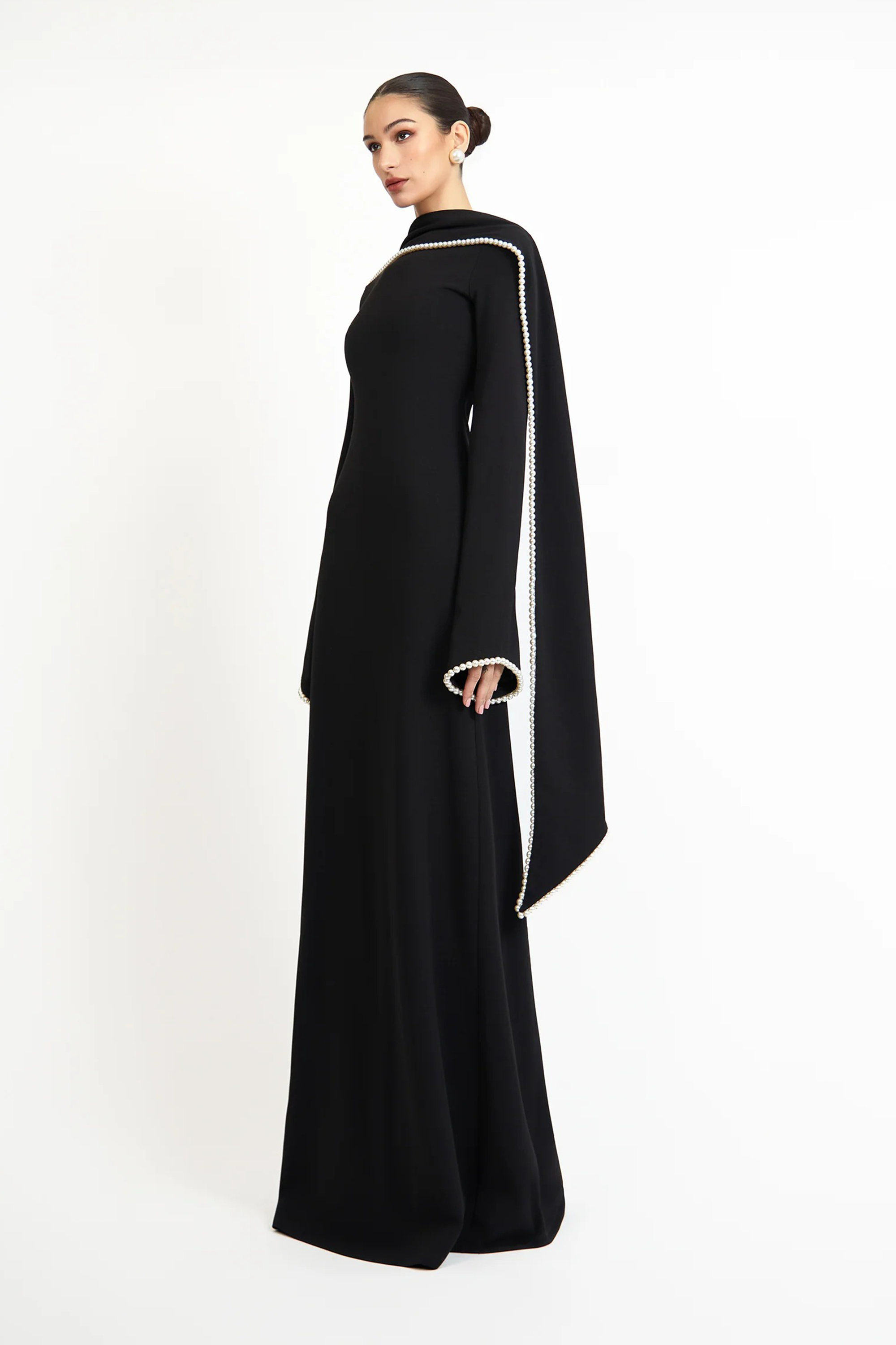 فستان ماكسي أسود من بيوروسكا مزين بتفاصيل شال وحواف اللؤلؤ