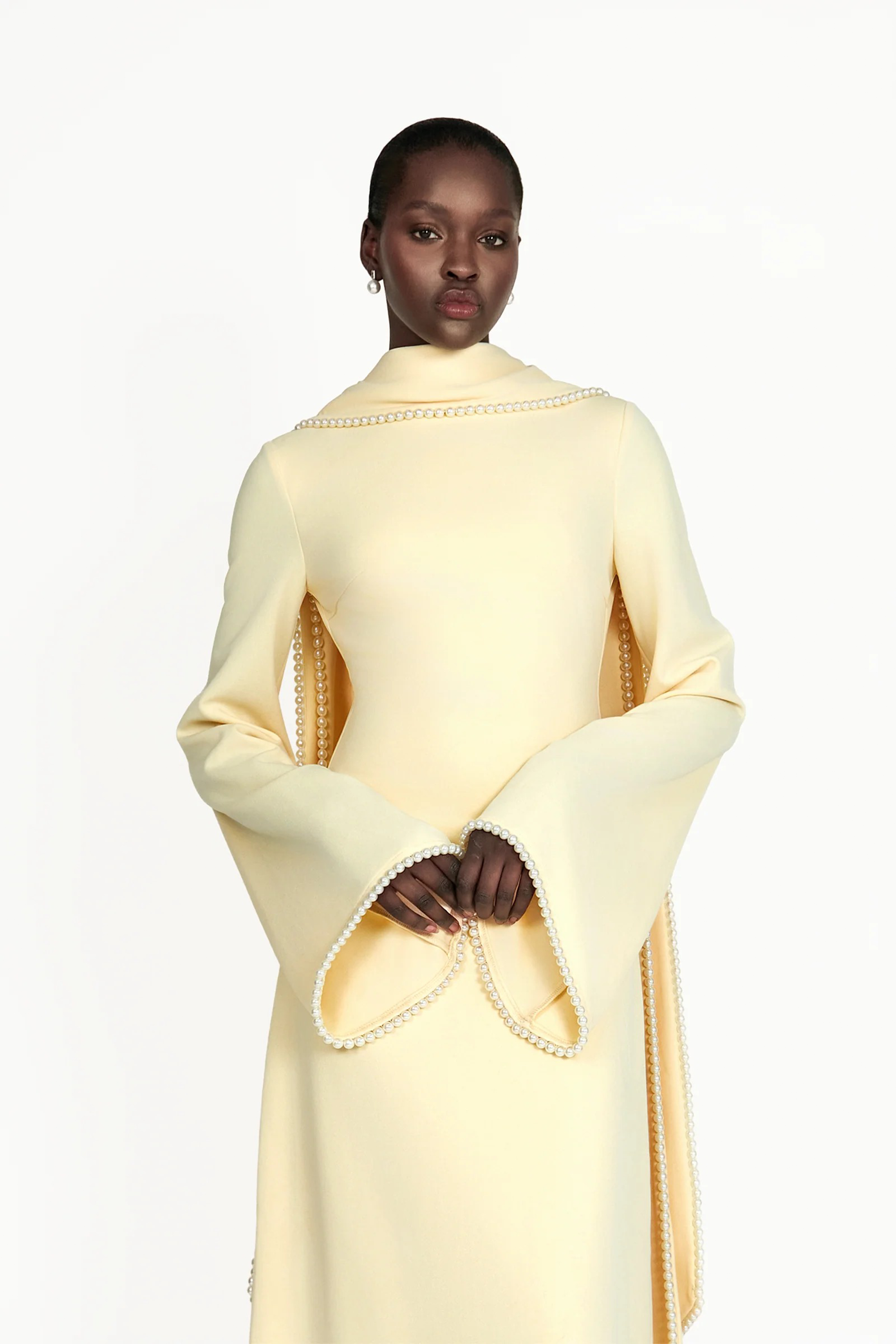 فستان ماكسي بيوروسكا الأصفر المزود بتفاصيل شال وحواف من اللؤلؤ