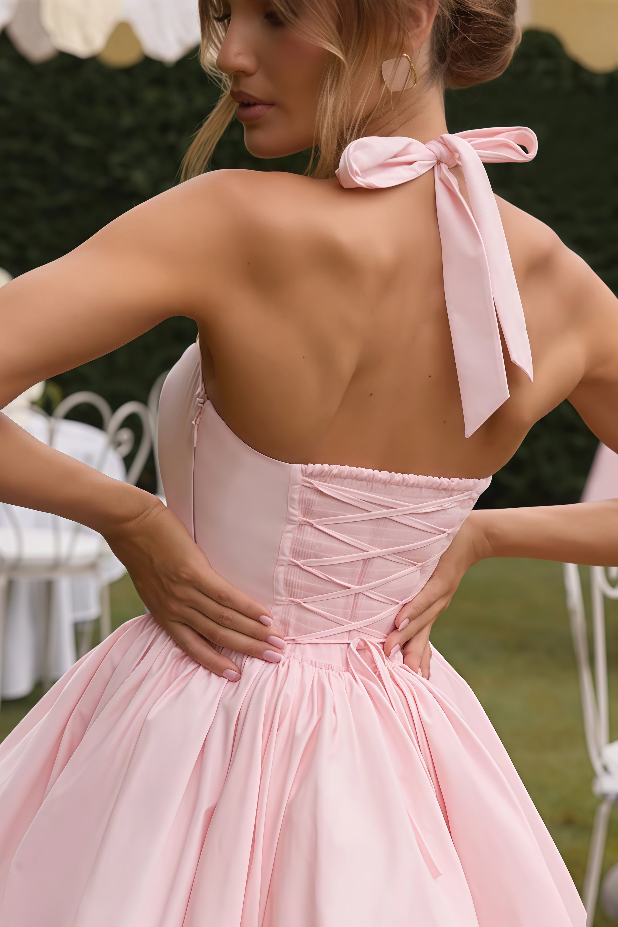 فستان أنيل الصغير ذو الأكمام المنتفخة باللون الوردي.