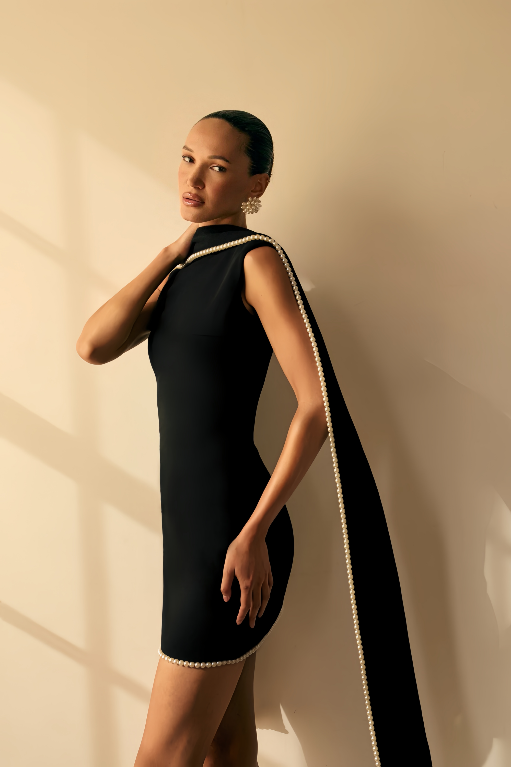 Piroska Schwarzes ärmelloses Minikleid mit Perlenbesatz