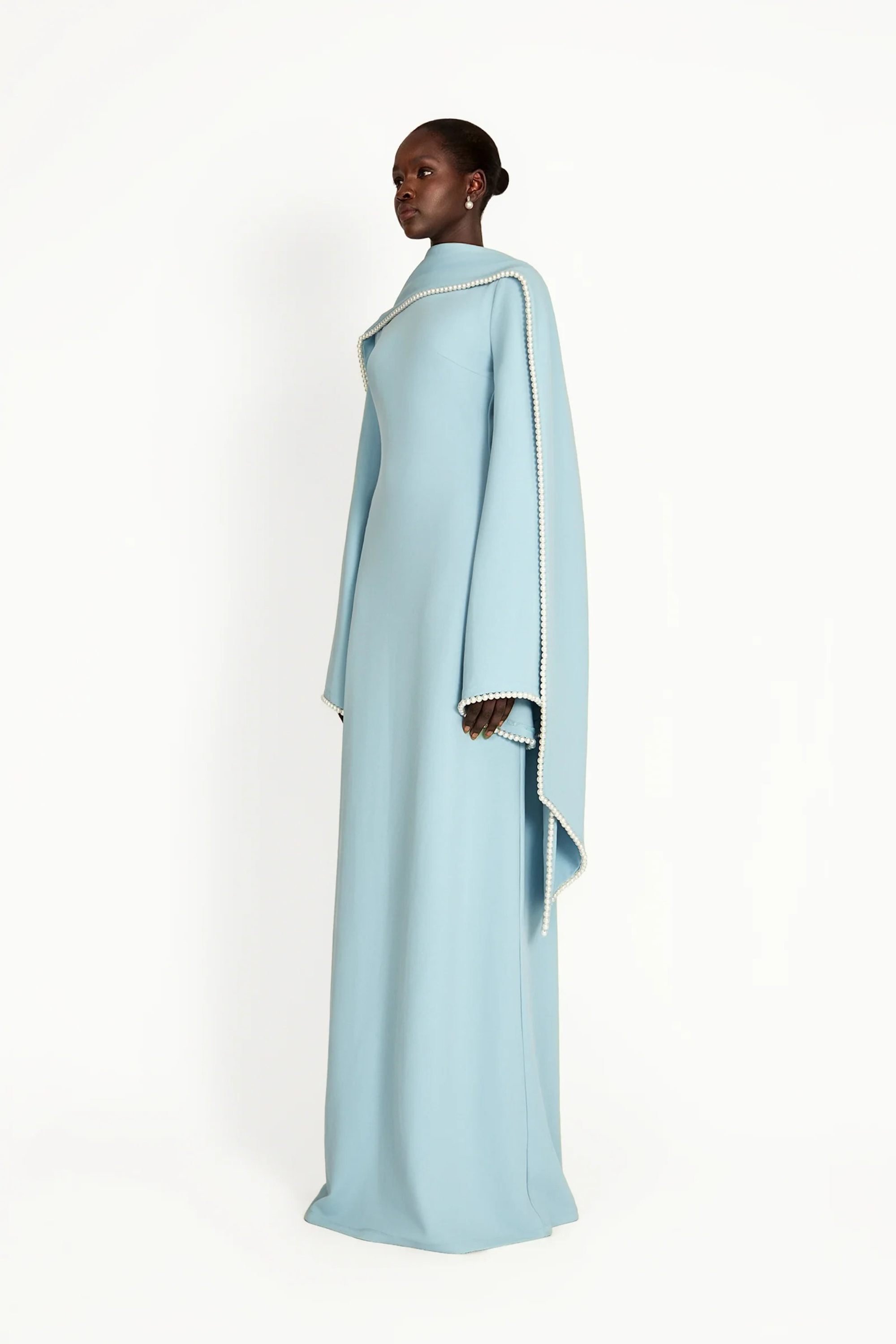 فستان ماكسي بيوروسكا الأزرق المزود بتفاصيل شال وحواف من اللؤلؤ