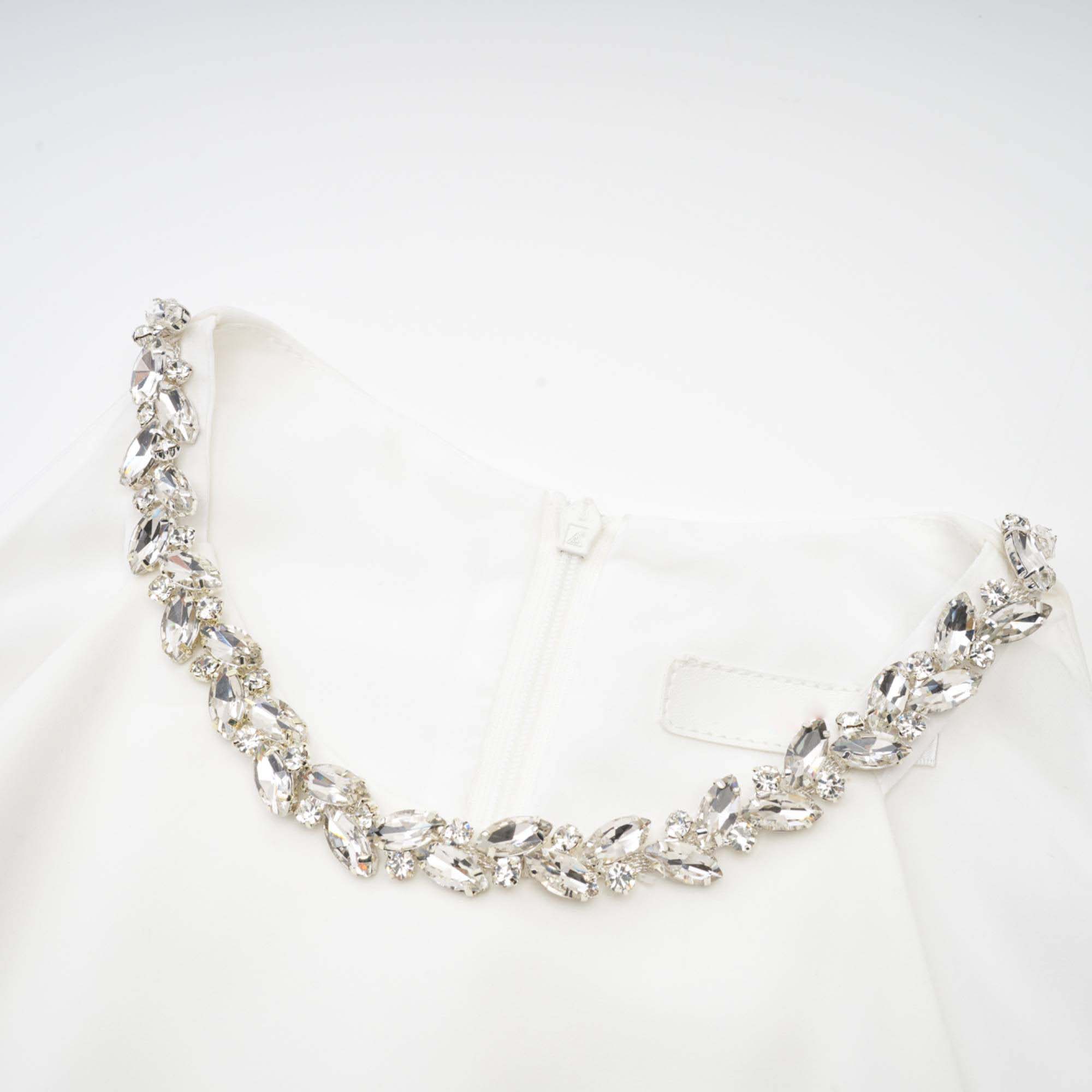 فستان إينيس متوسط الطول مزين بالكريستال باللون الأبيض