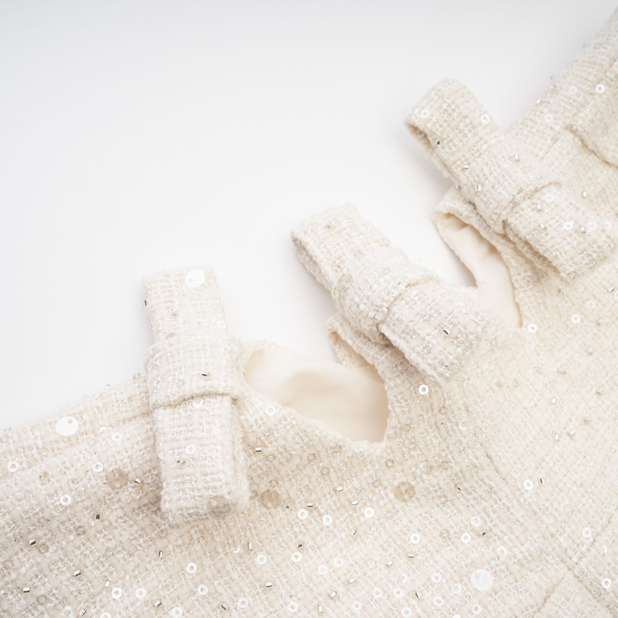 فستان مانون قصير من قماش التويد باللون الأزرق ومزين بالترتر