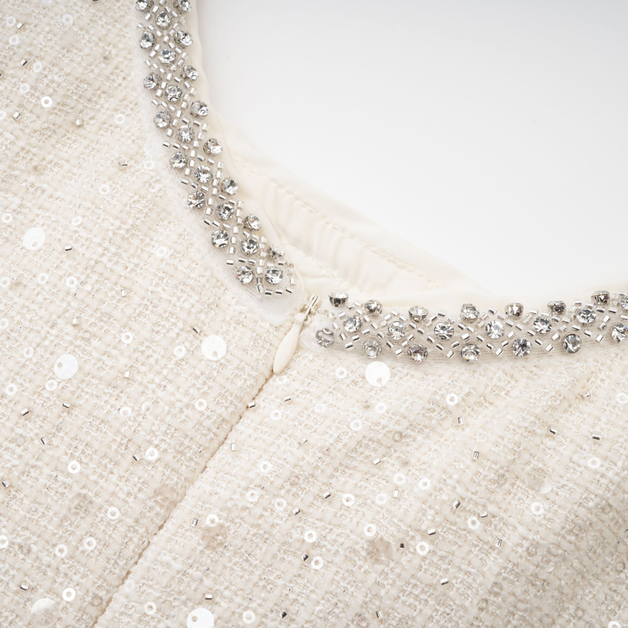 فستان مانون قصير من قماش التويد باللون الأزرق ومزين بالترتر