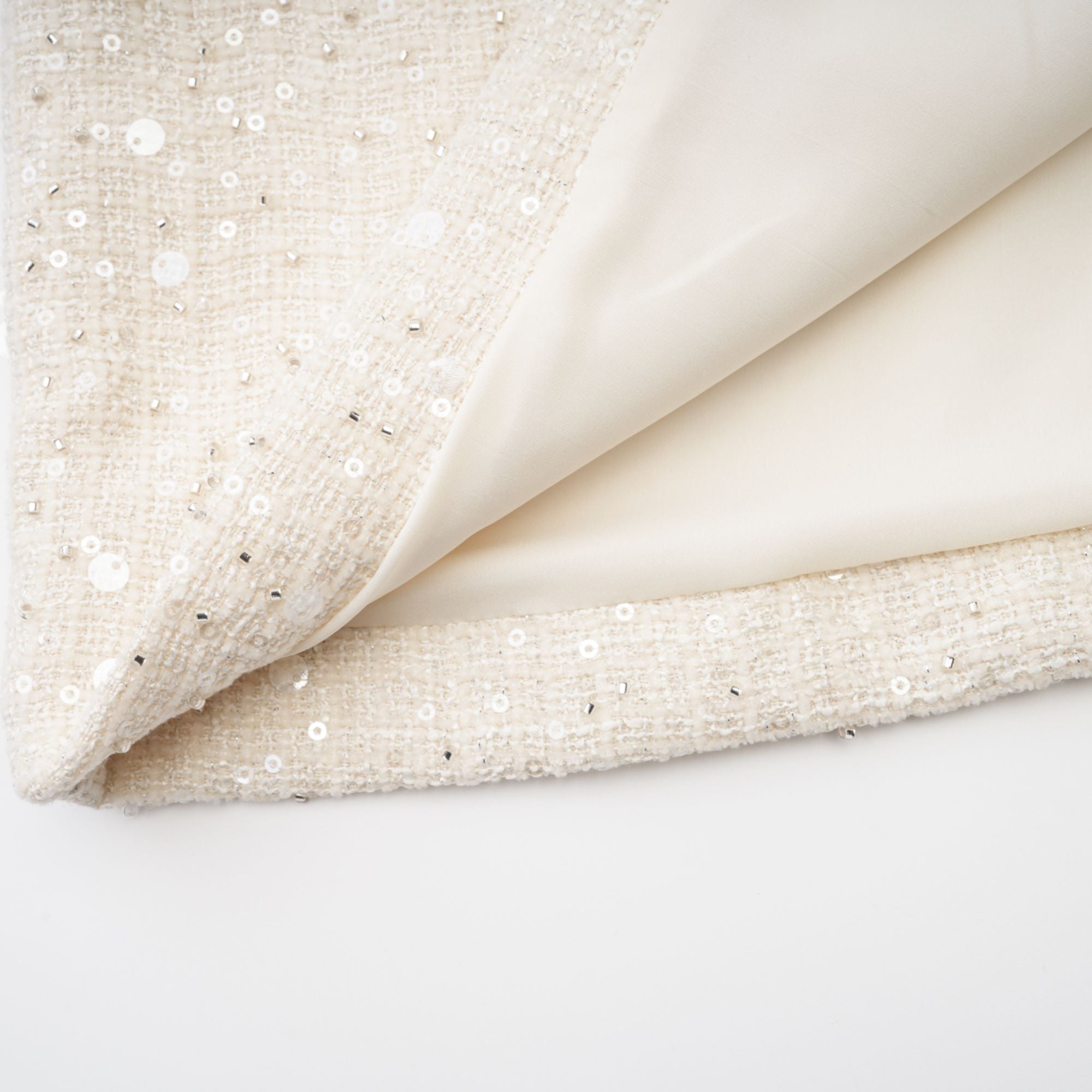 فستان مانون قصير من قماش التويد باللون الأزرق ومزين بالترتر