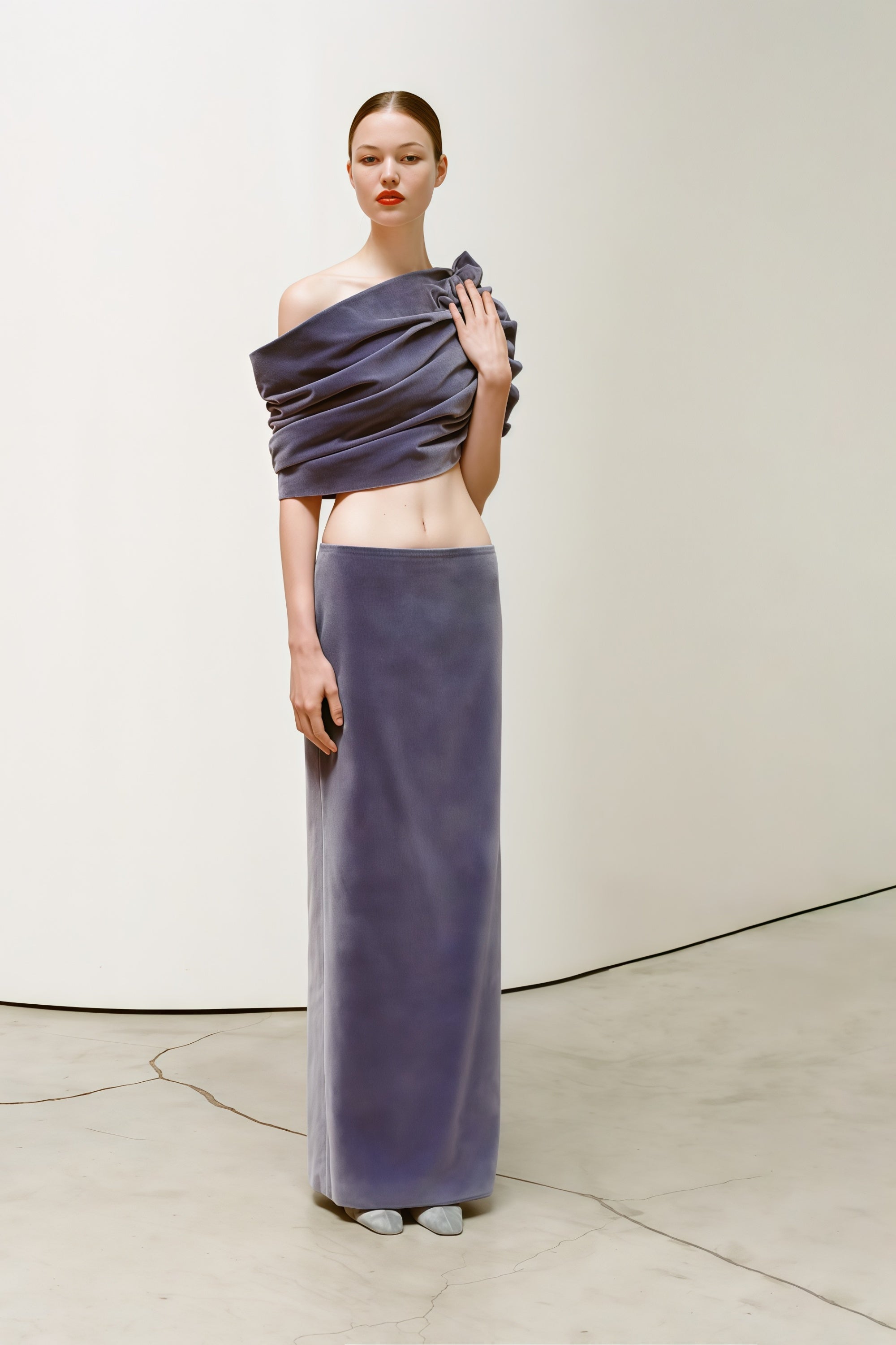 طقم فريدريكا من بلوزة وتنورة مخملية غير متماثلة باللون الأرجواني