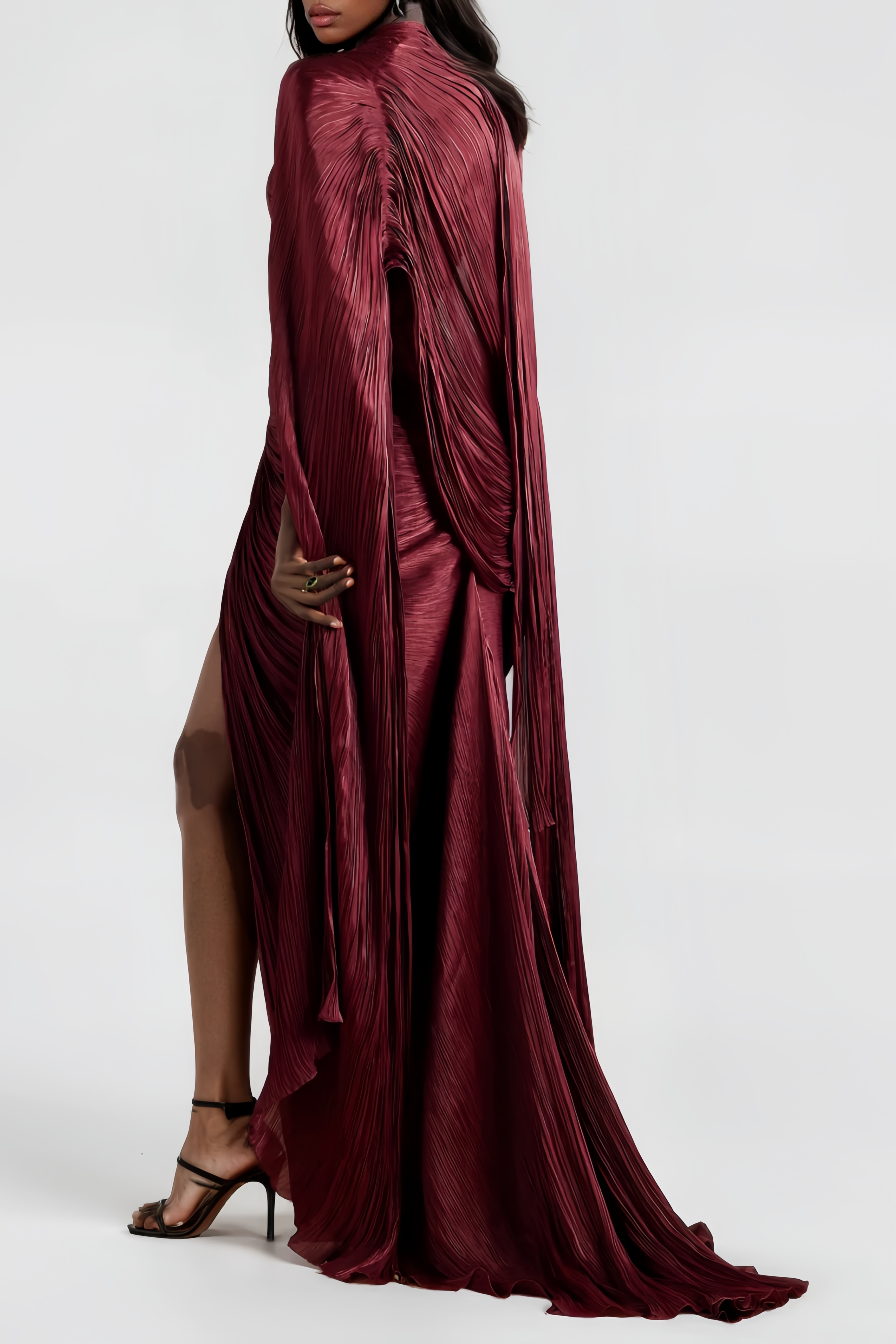 فستان وعباءة من الحرير والساتان باللون العنابي، بدون أكمام وبتصميم مطوي