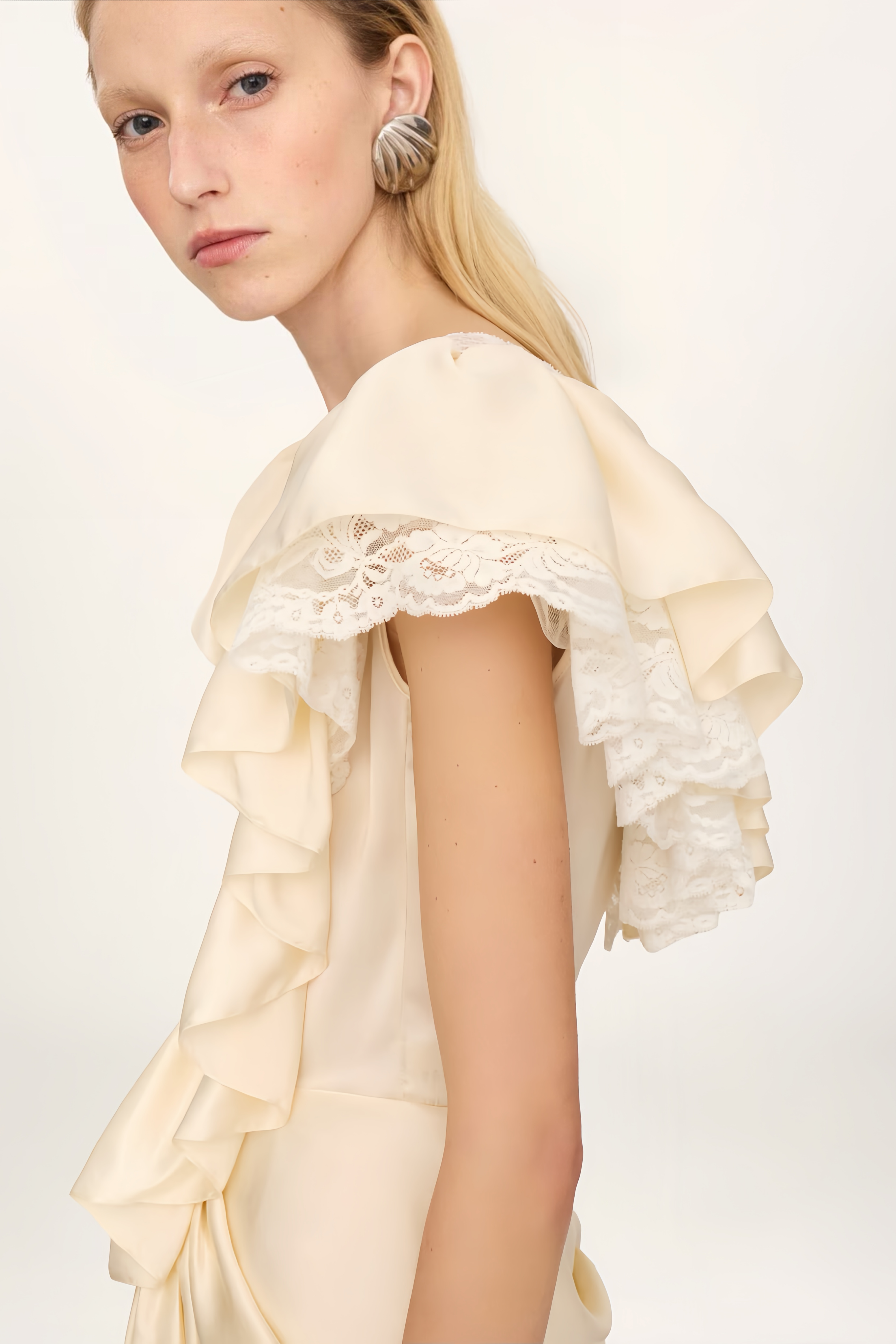 بذلة قصيرة برقبة على شكل V من الساتان الحريري والدانتيل