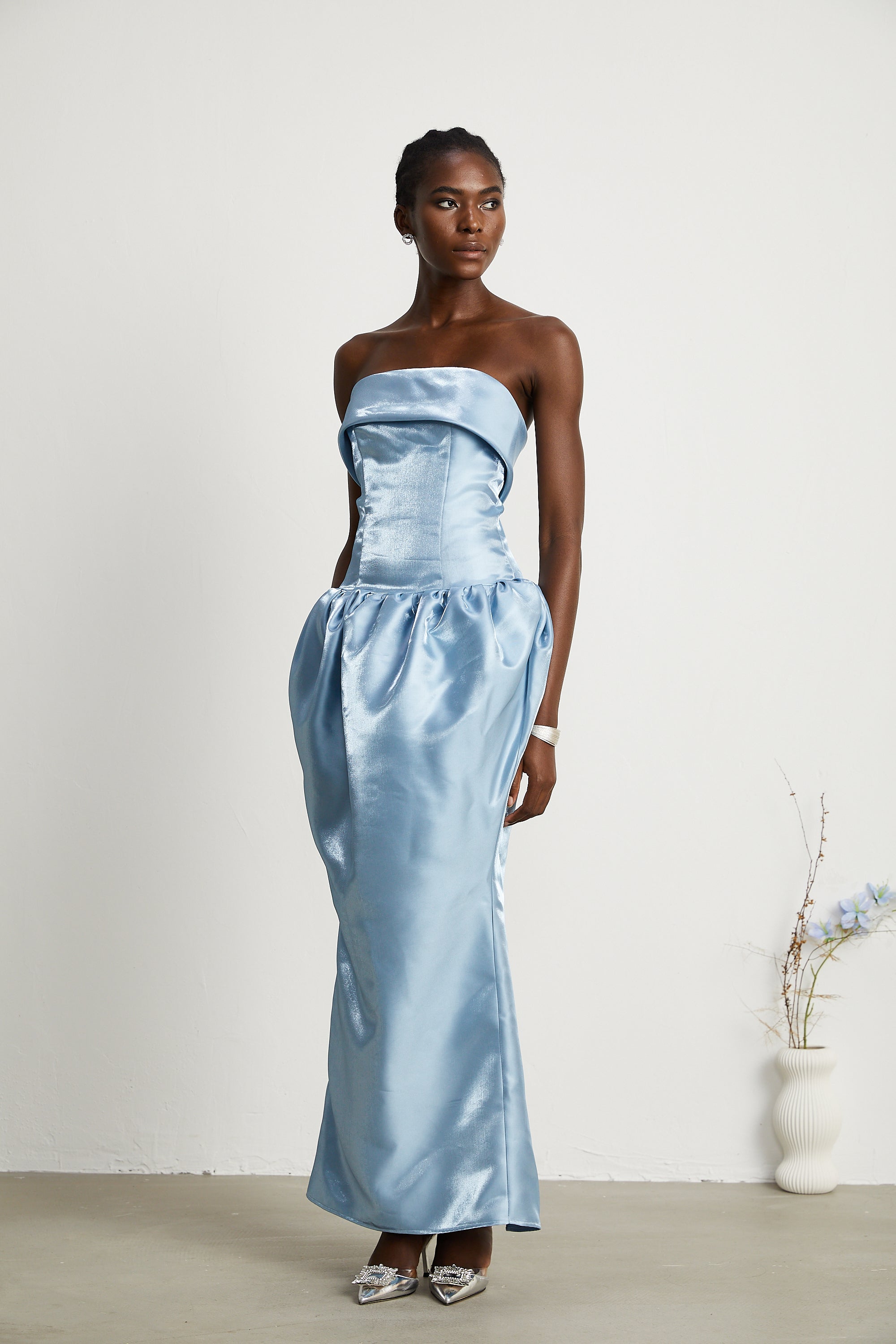 Maxi abito Aélis in satin con spalle scoperte