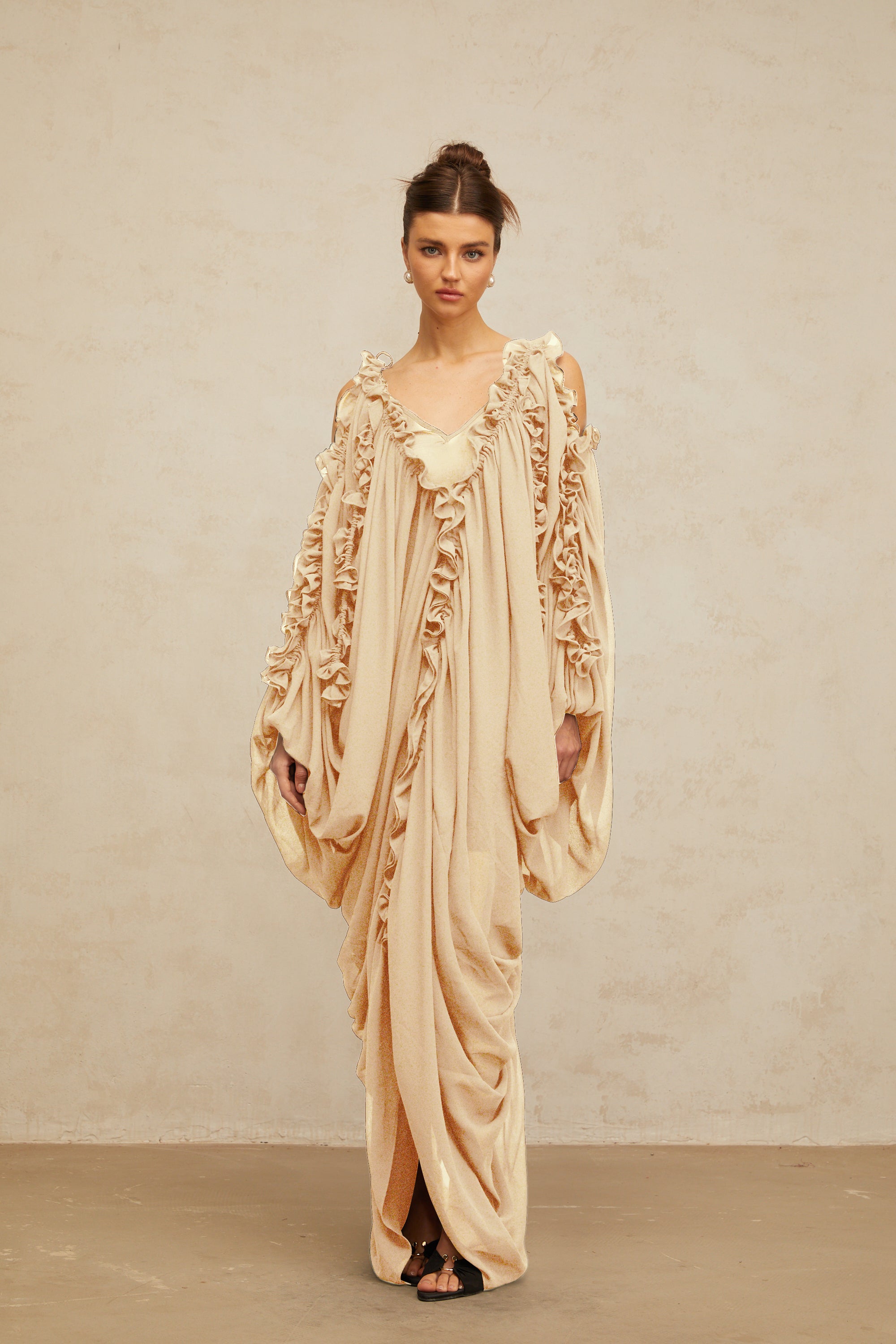 Aglaé Maxikleid aus Tüll mit Rüschenbesatz in neutralen Farbtönen (Endverkauf)