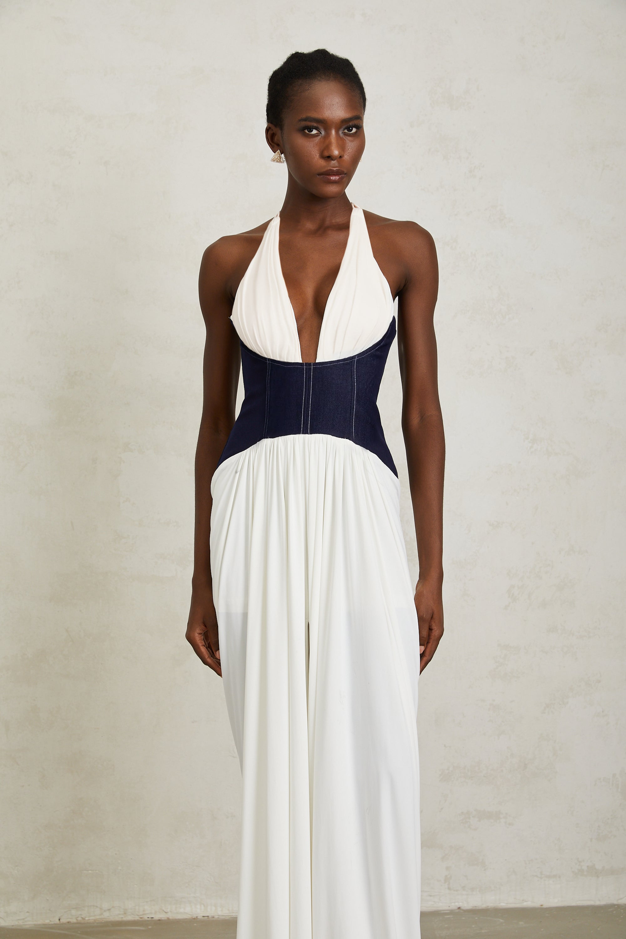 Airi – Weißes Neckholder-Maxikleid mit Denim-Einsatz