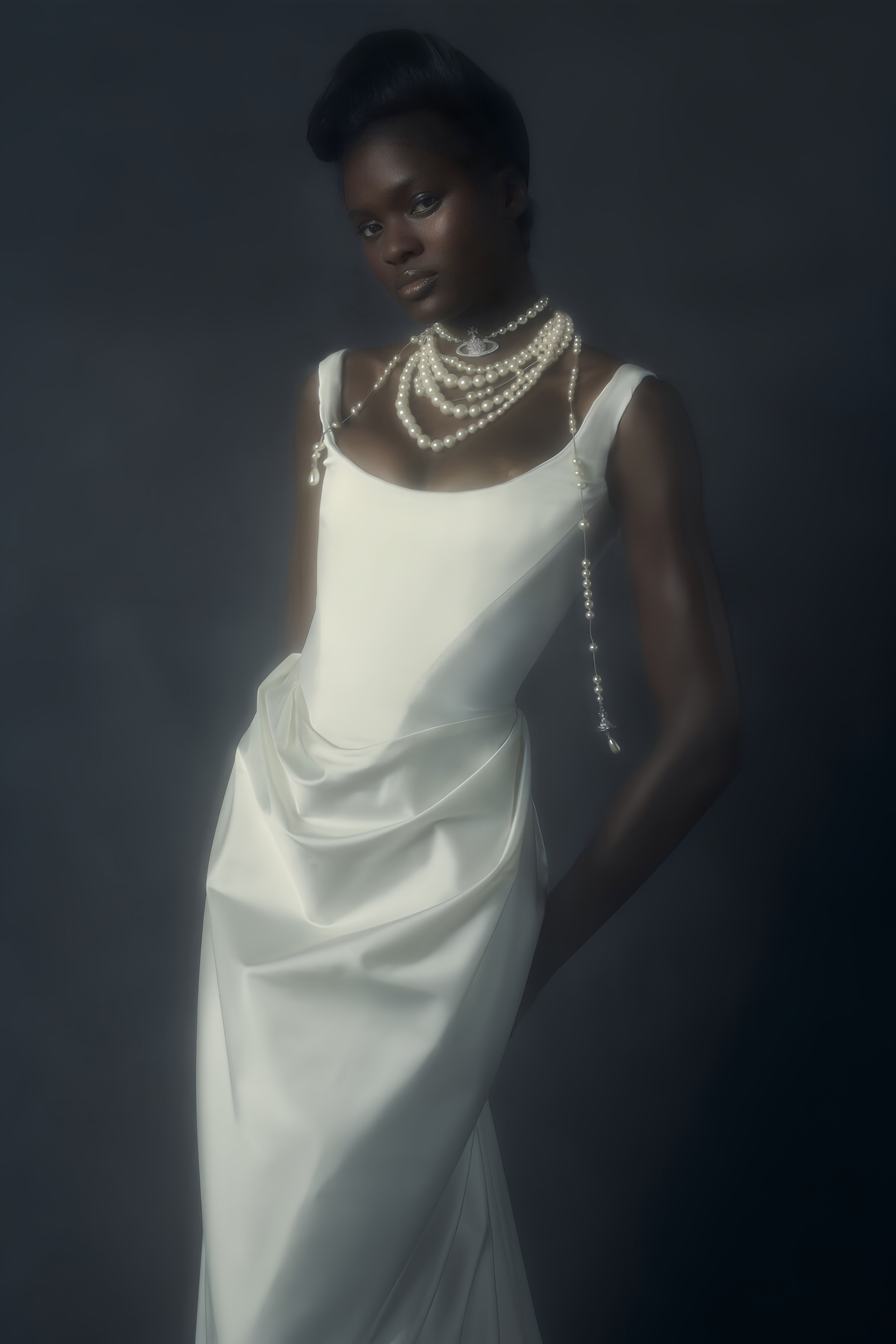 Fiona Weißes Satin-Maxikleid mit eckigem Ausschnitt