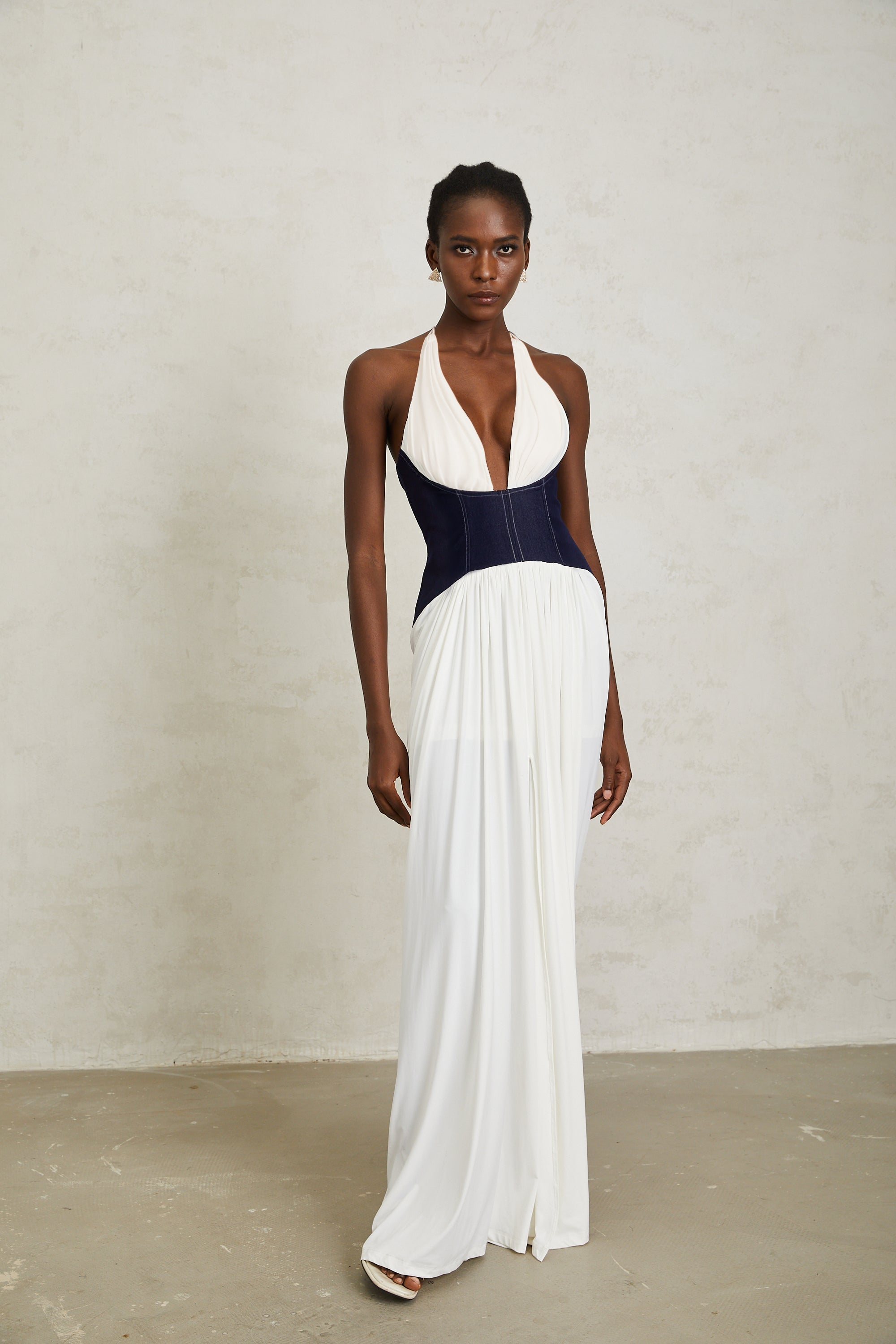 Airi – Weißes Neckholder-Maxikleid mit Denim-Einsatz