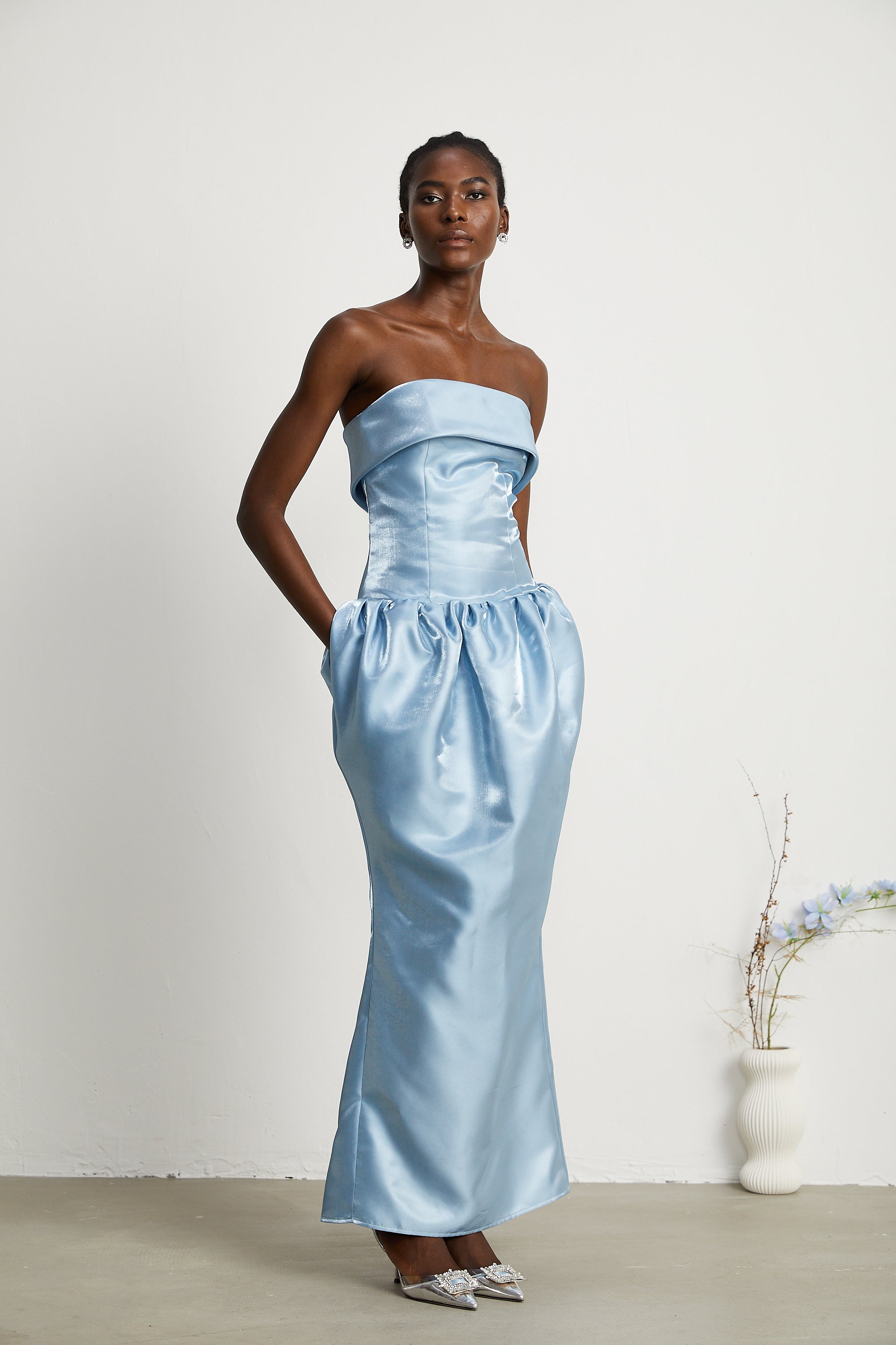 Maxi abito Aélis in satin con spalle scoperte