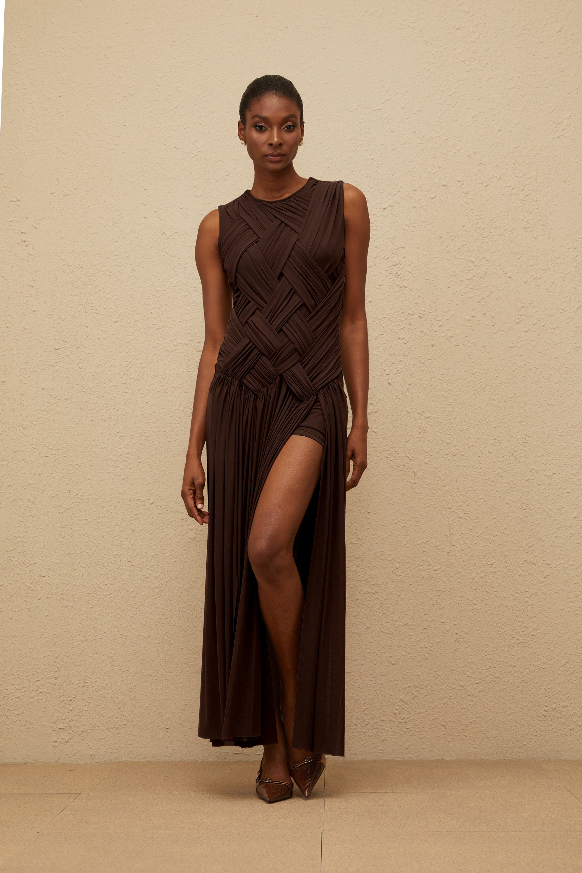 فستان دافني براون متوسط الطول من التول المضفر غير المتماثل
