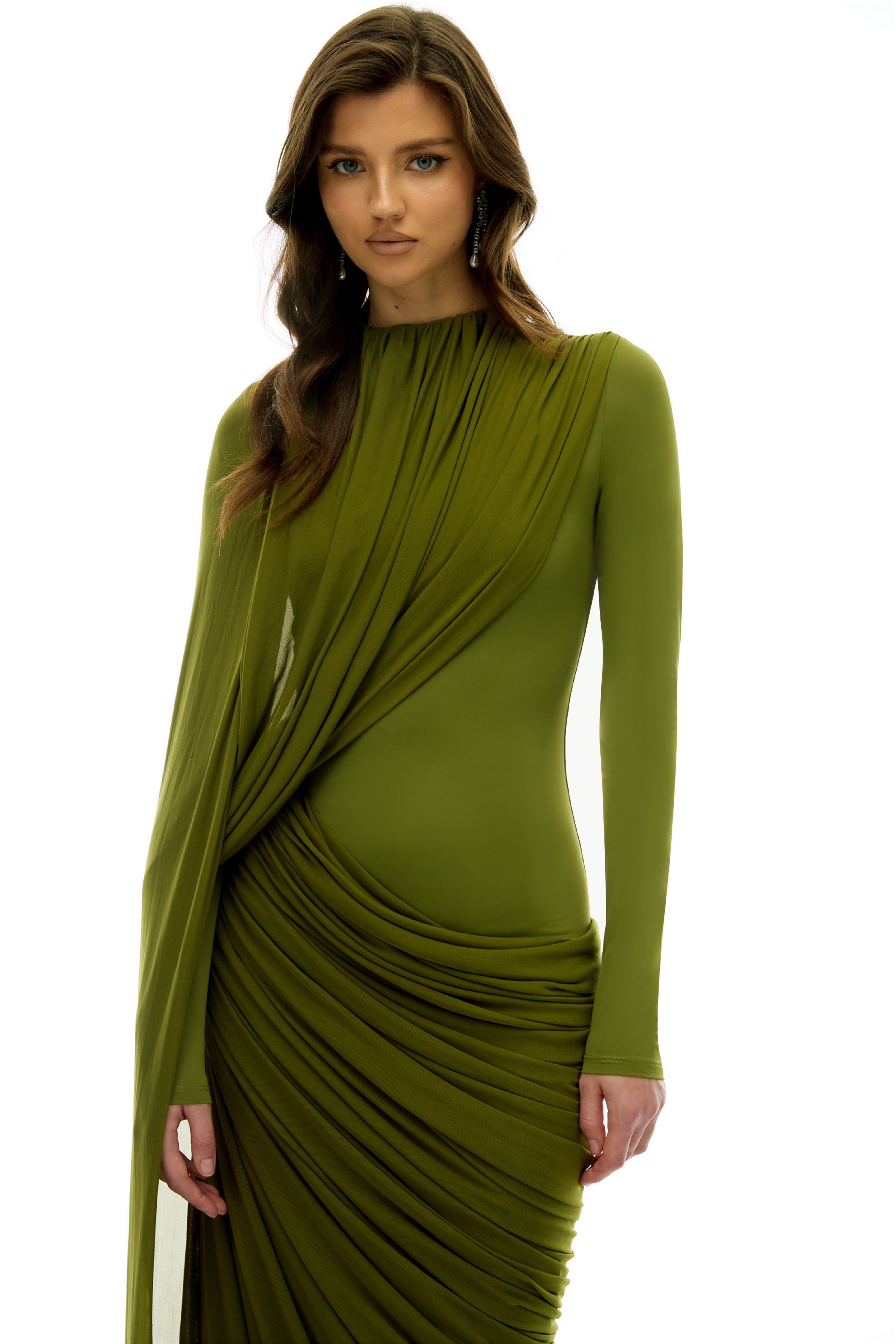 فستان إميليا الأخضر ماكسي غير متماثل بشريط