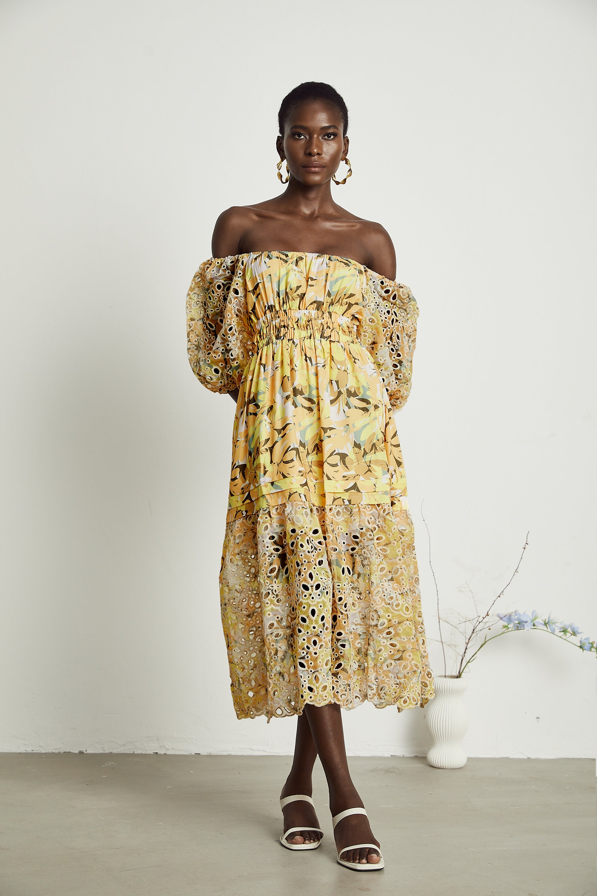 Clémence Midikleid mit Blumendruck und Cut-outs 