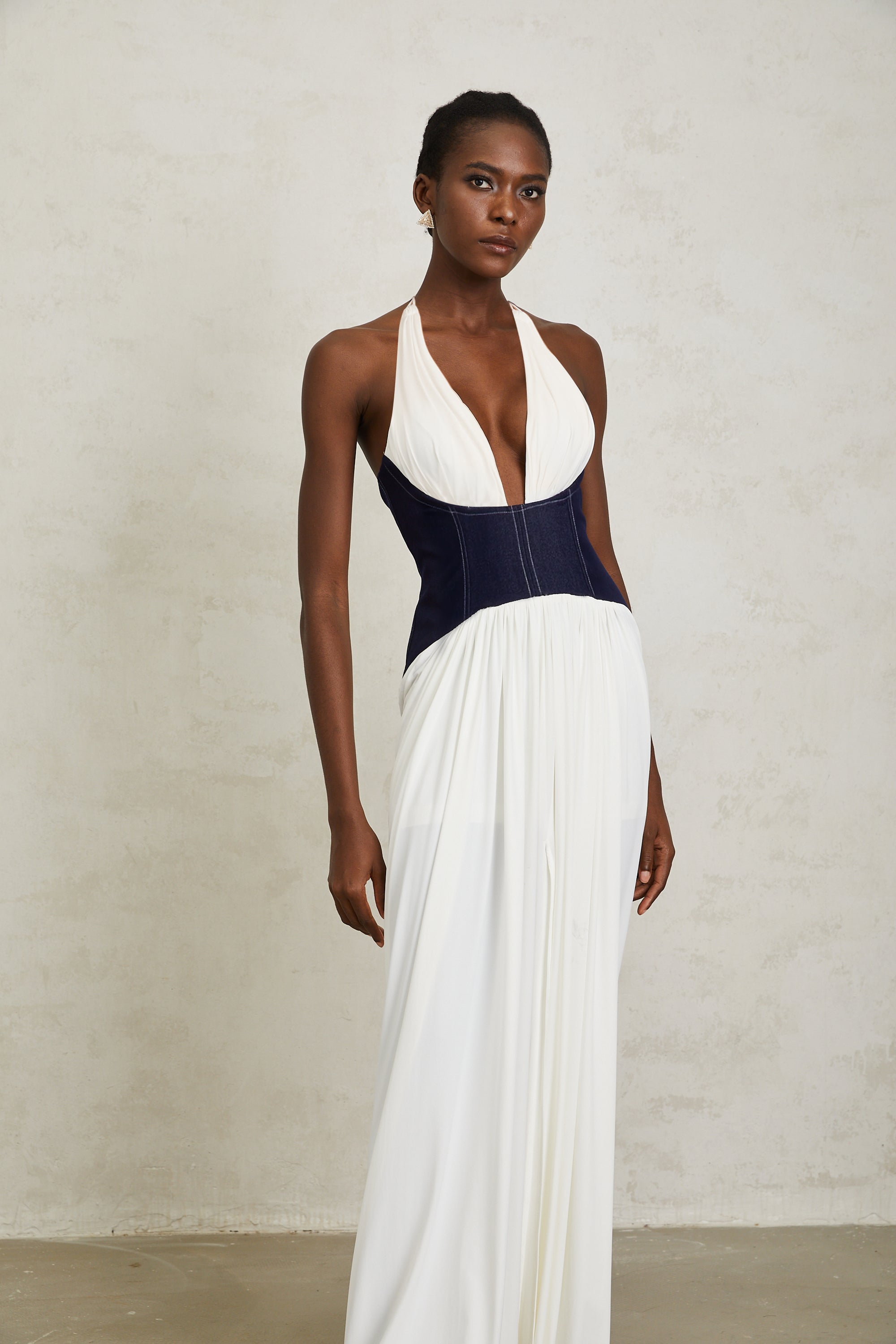 Airi – Weißes Neckholder-Maxikleid mit Denim-Einsatz