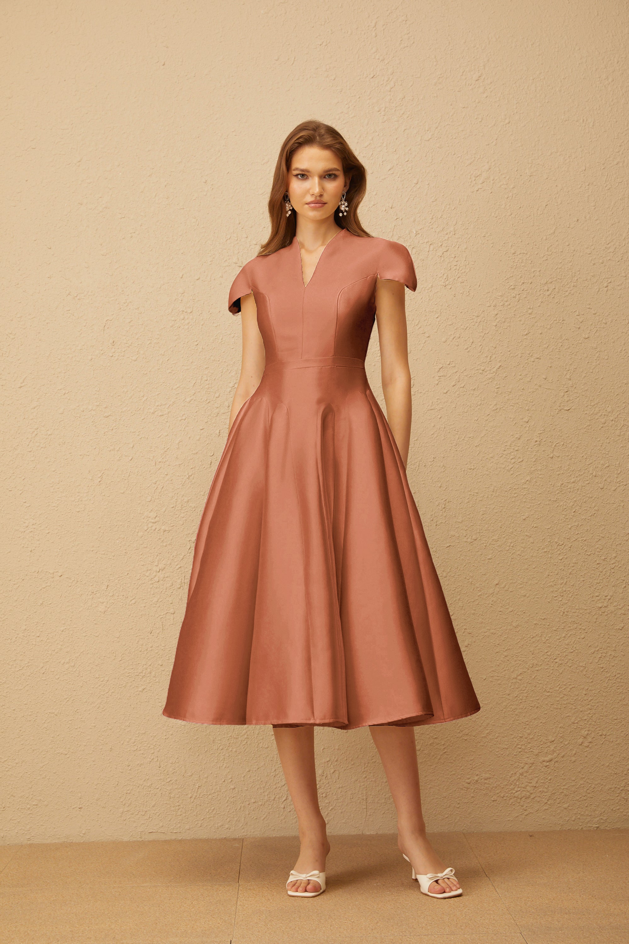 Aventin Rotes Midikleid im Godet-Design