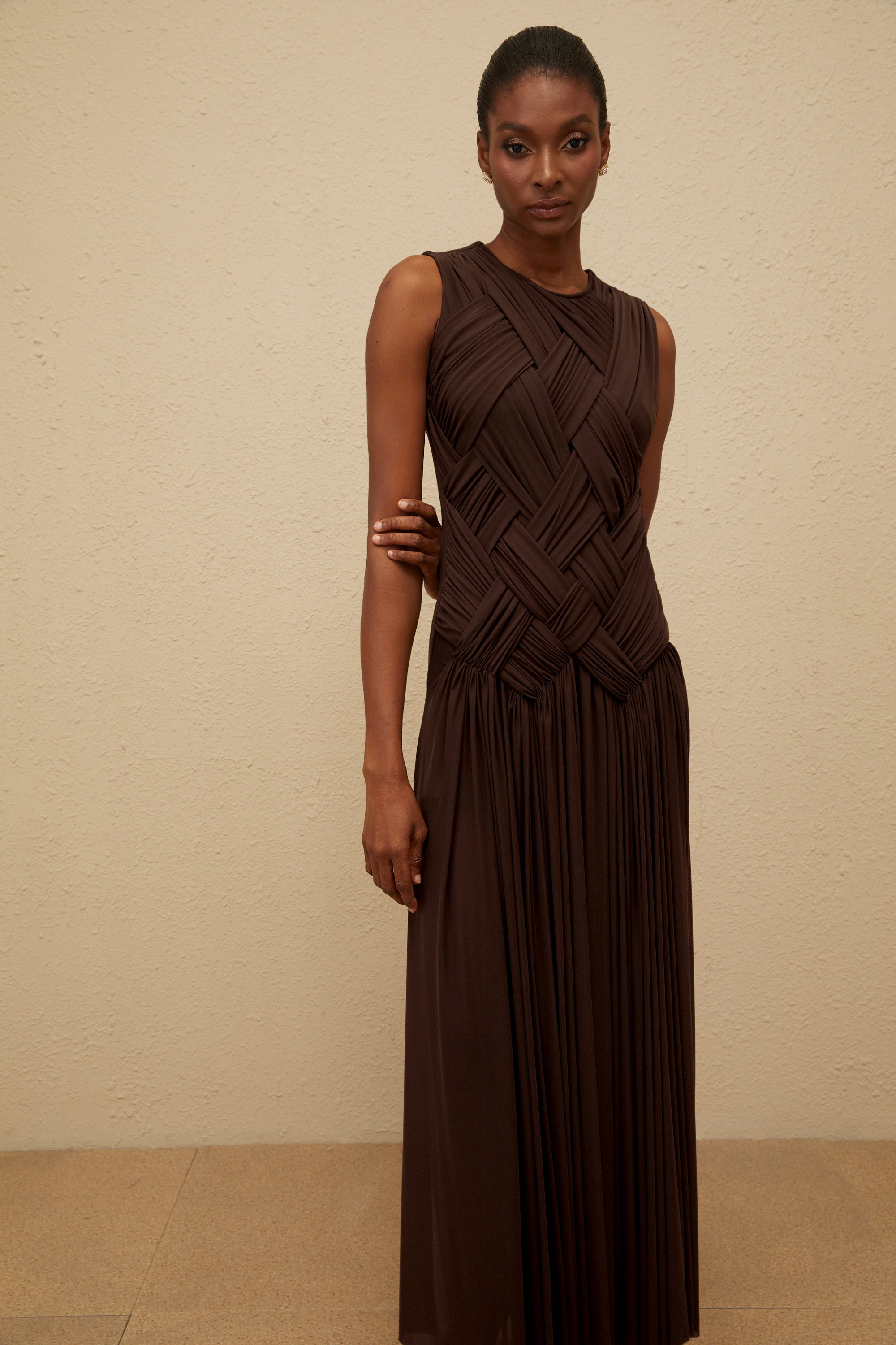 فستان دافني براون متوسط الطول من التول المضفر غير المتماثل