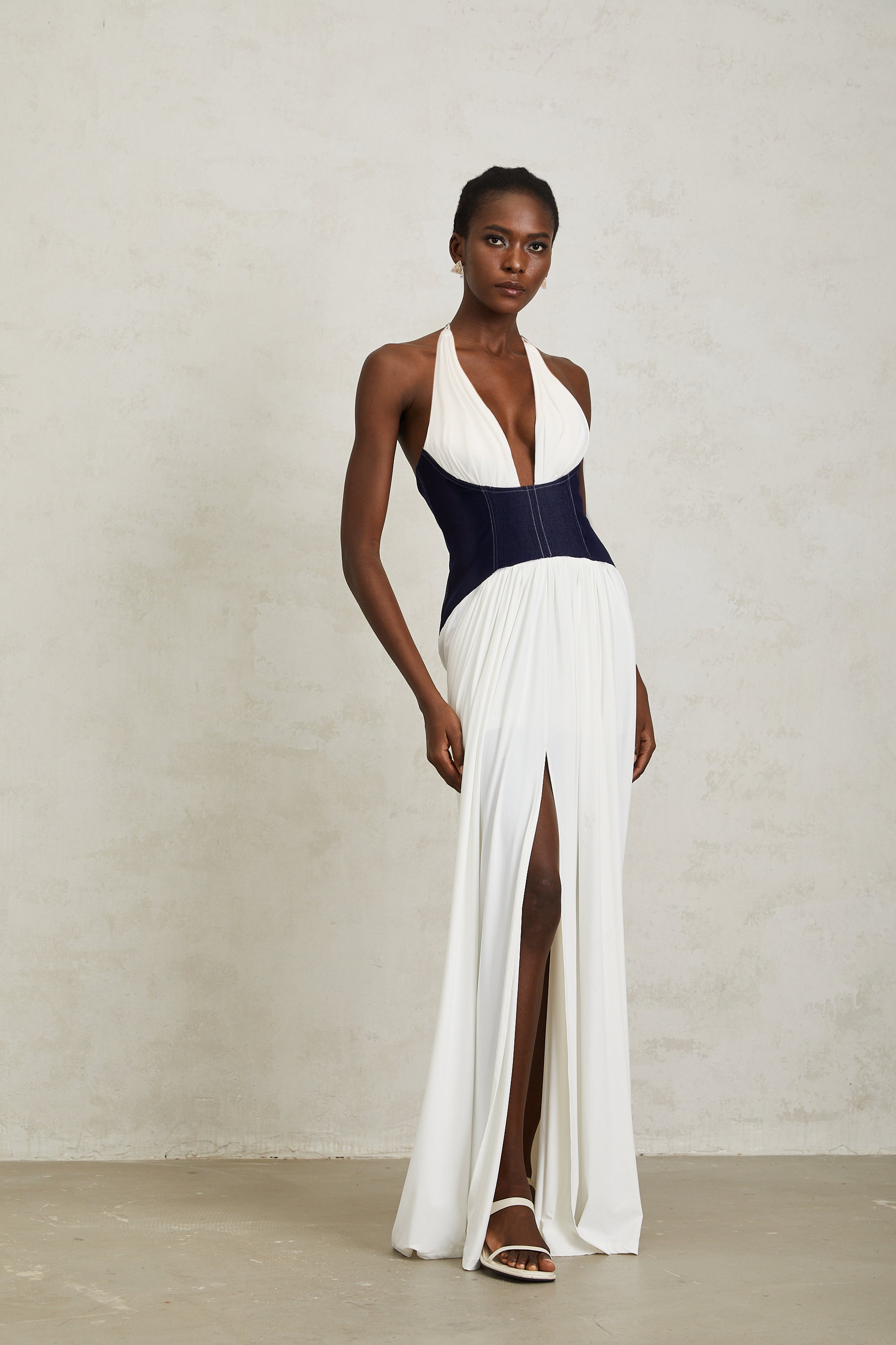 Airi – Weißes Neckholder-Maxikleid mit Denim-Einsatz