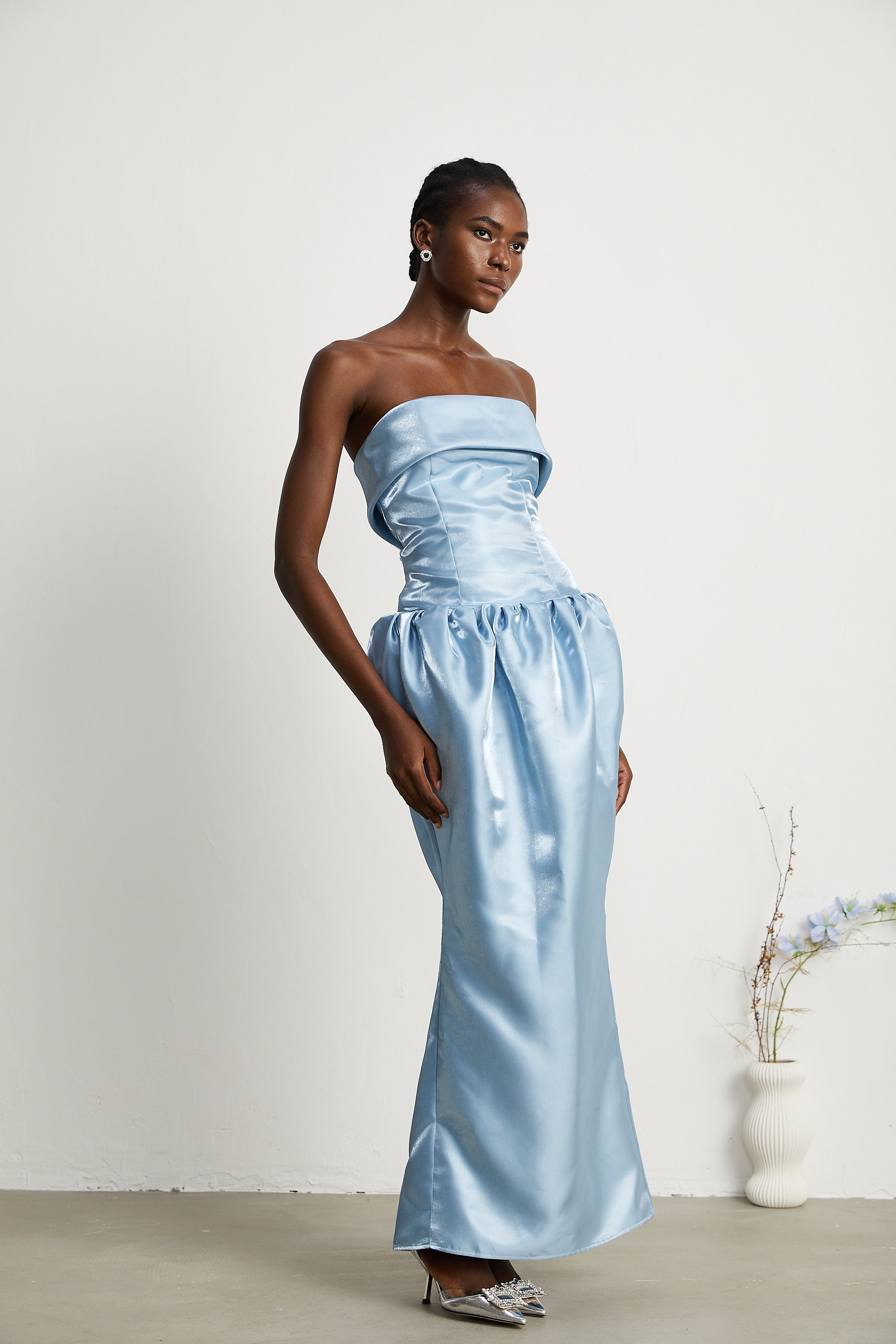 Maxi abito Aélis in satin con spalle scoperte