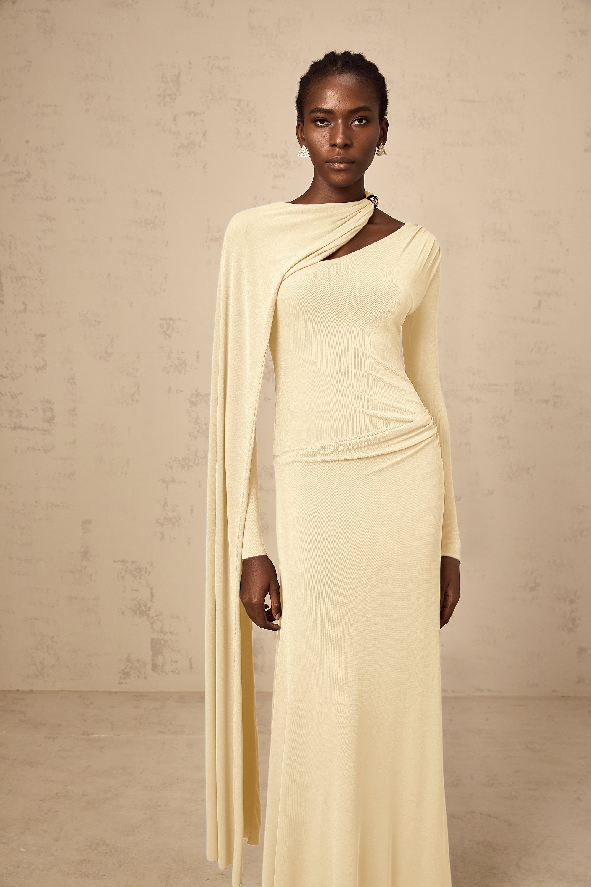 Josette – Gelbes, figurbetontes Maxikleid mit diagonalem Schalkragen