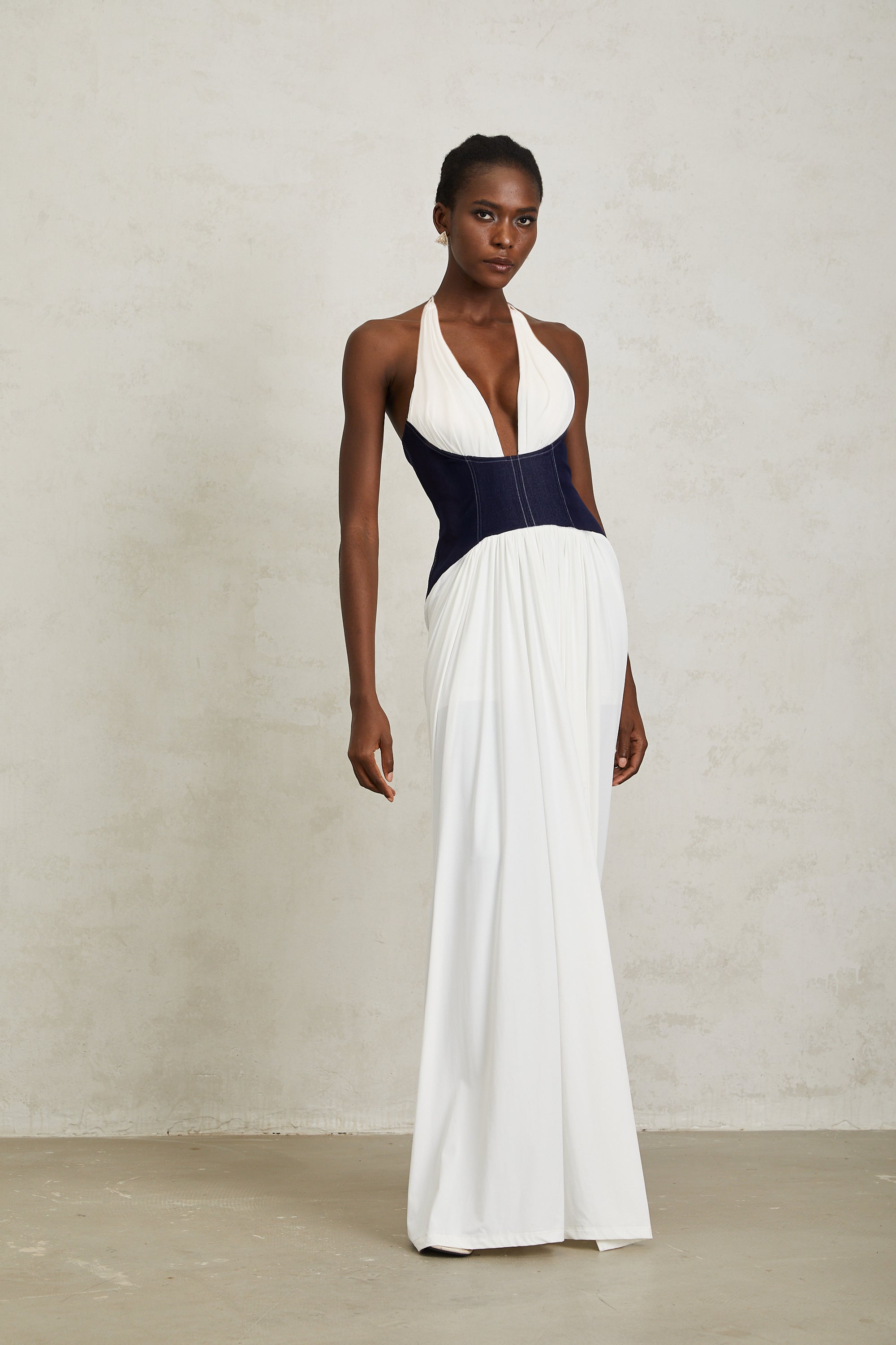 Airi – Weißes Neckholder-Maxikleid mit Denim-Einsatz