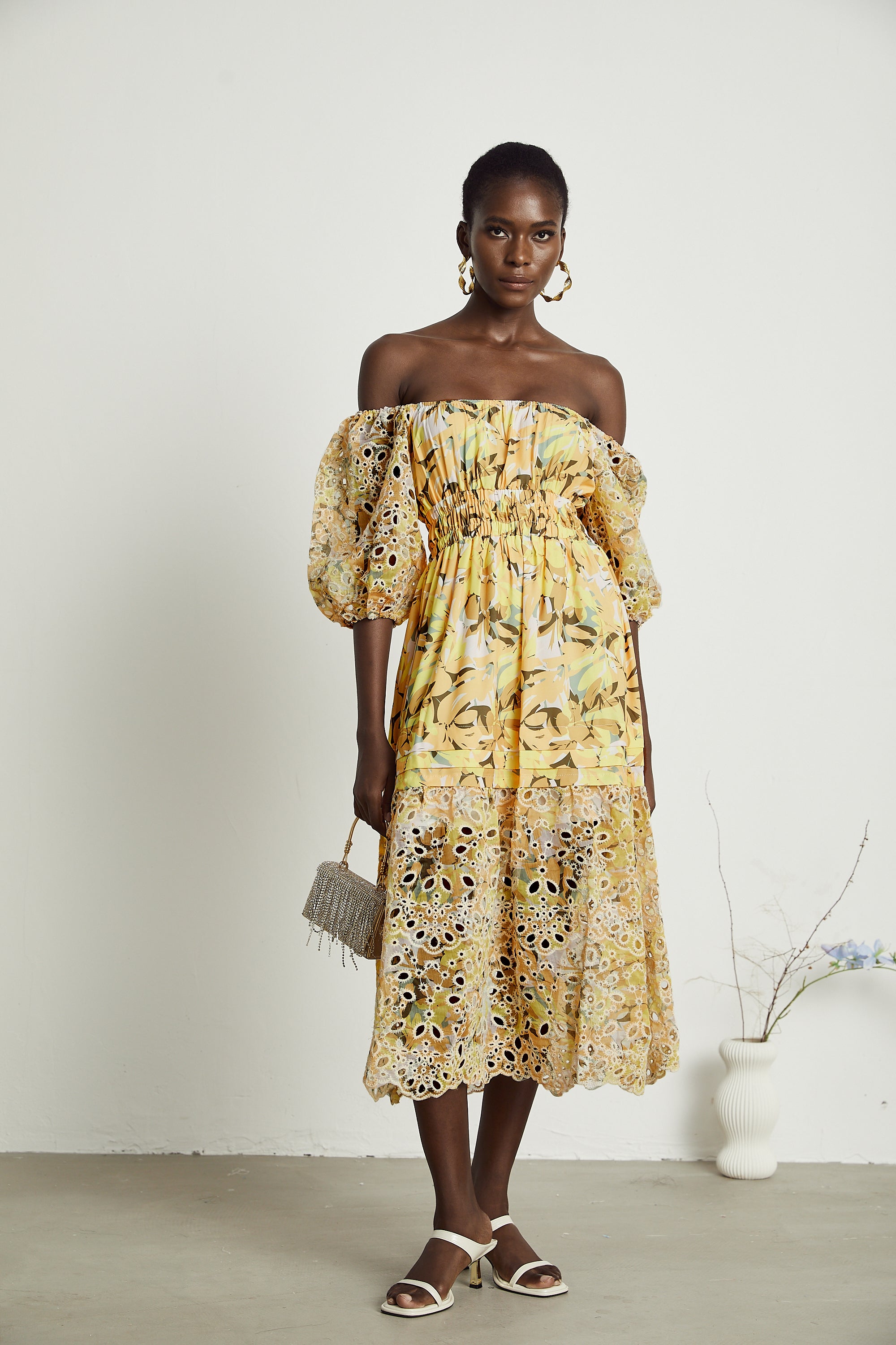 Clémence Midikleid mit Blumendruck und Cut-outs 