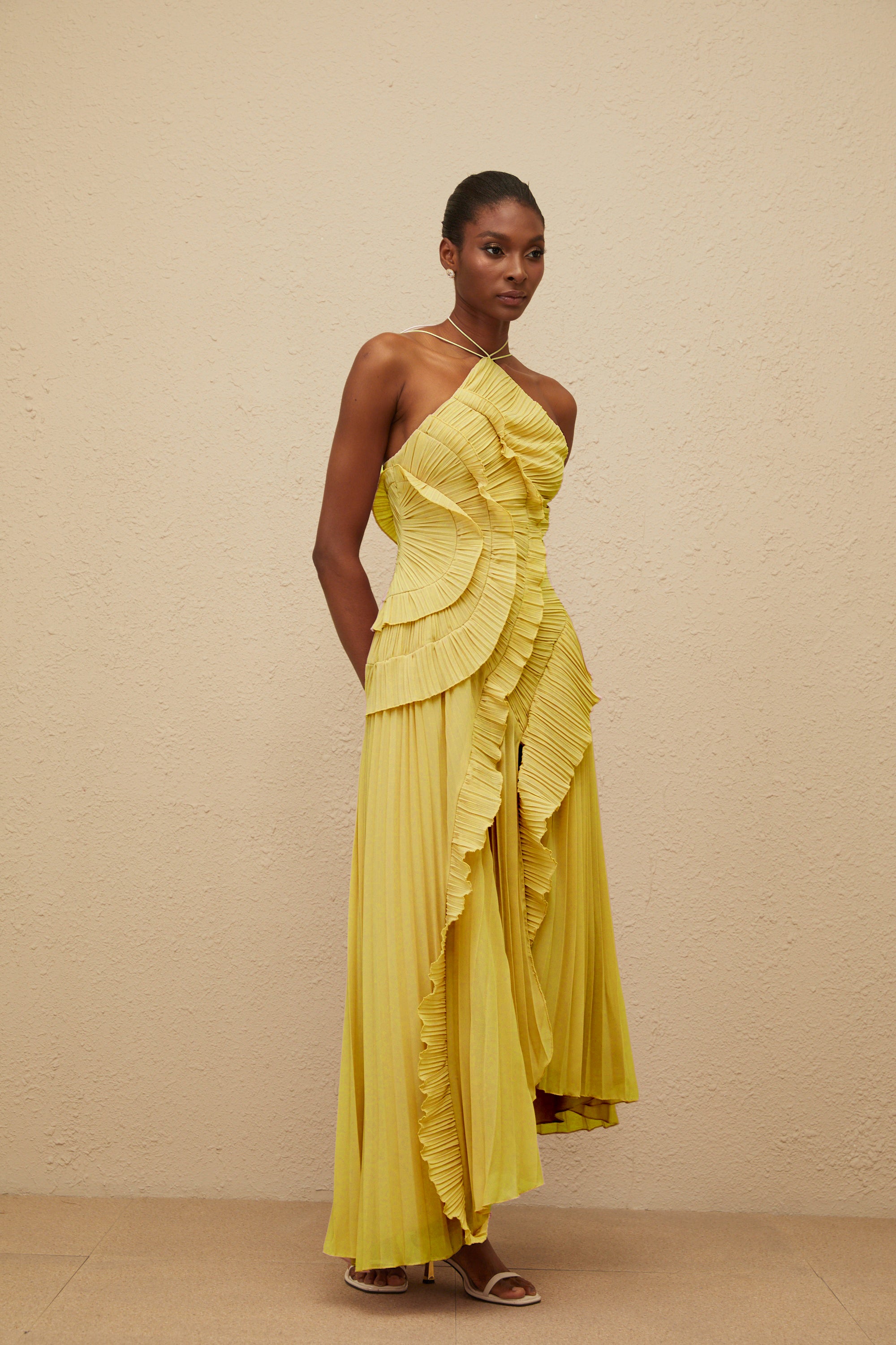 スーツ・フォーマル・ドレス Lerure Fluffy sleeve pencil dress yellow Doux Yellow Ruffled Trim Pleated Midi Dress