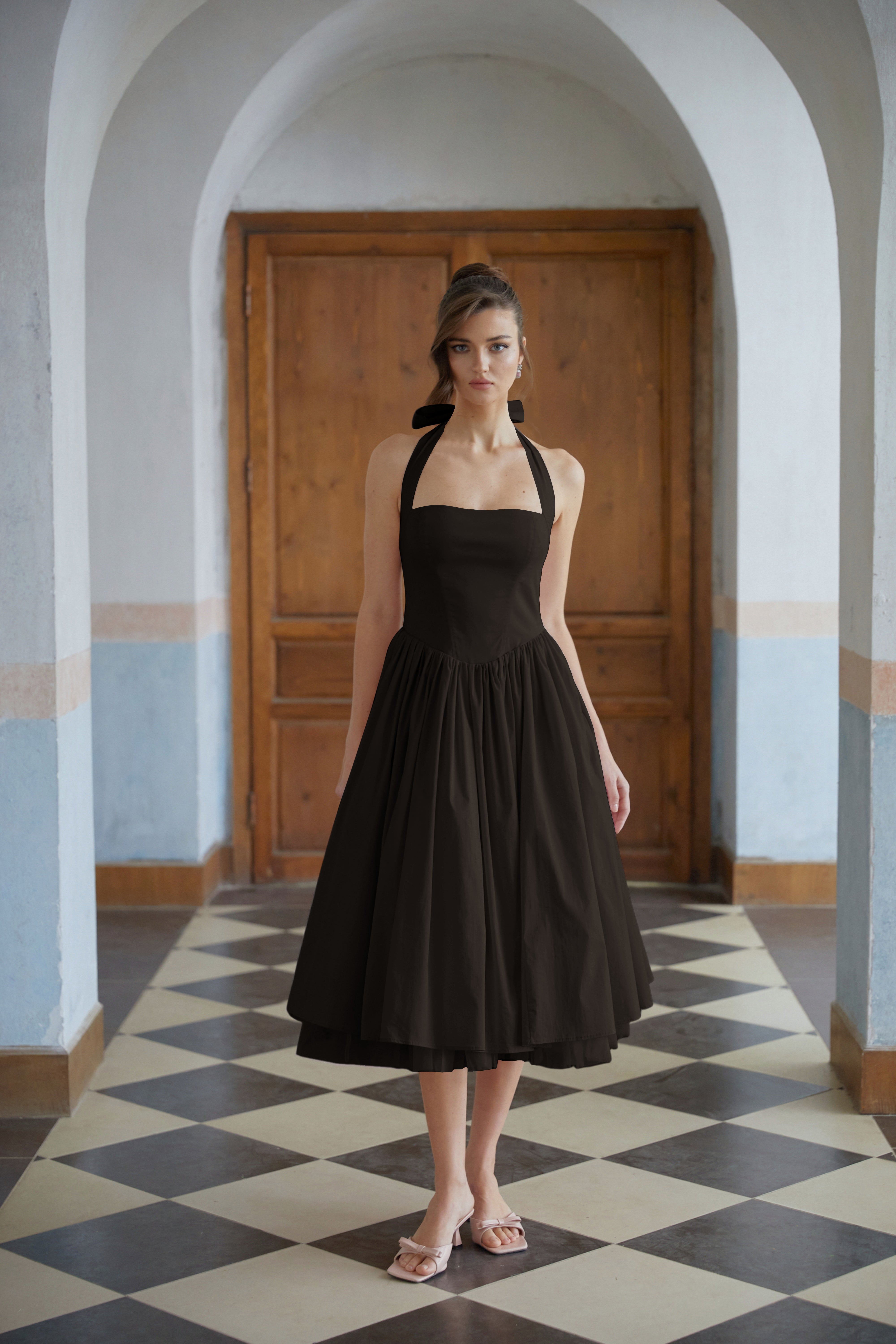 فستان ميدي أسود من إيبونين بتصميم طبقات وحاشية واسعة.