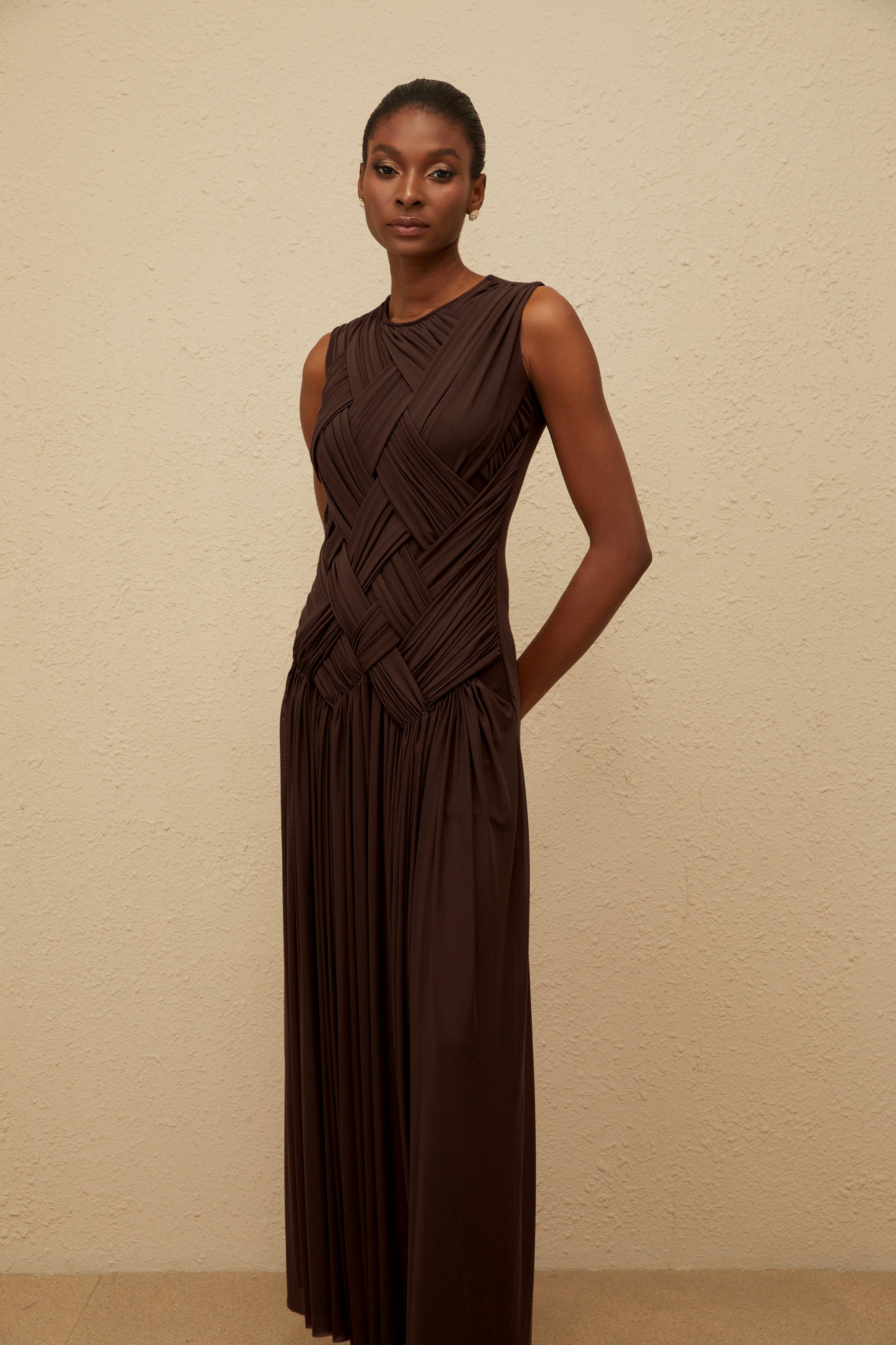 فستان دافني براون متوسط الطول من التول المضفر غير المتماثل