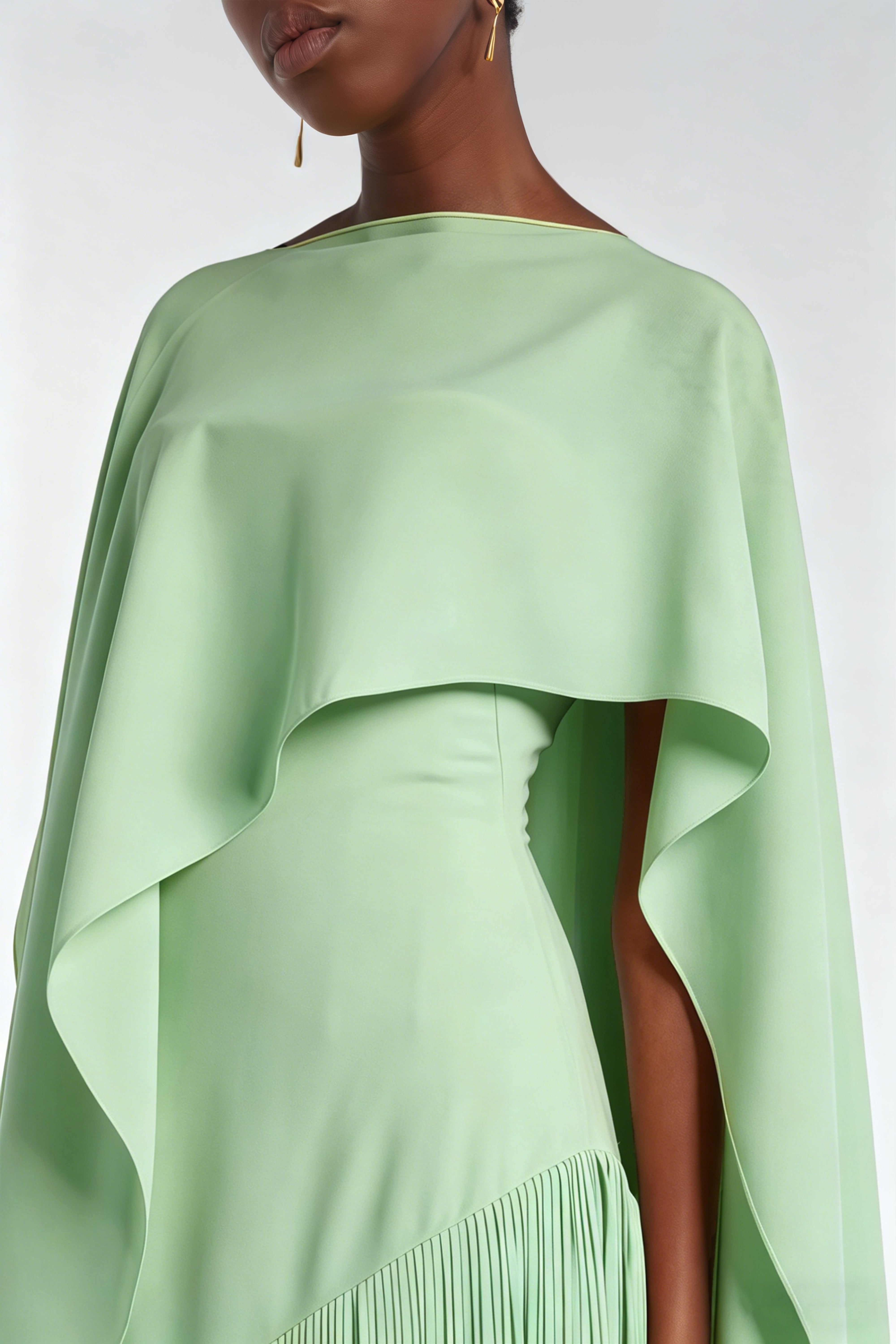 فستان ماكسي من كايتانا باللون الأخضر الزمردي مع حواف وبتصميم يشبه الرداء