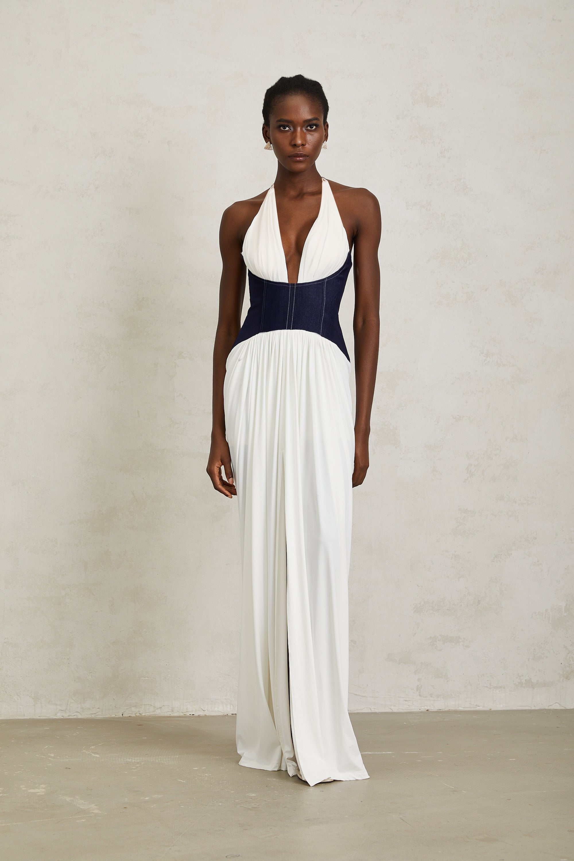 Airi – Weißes Neckholder-Maxikleid mit Denim-Einsatz