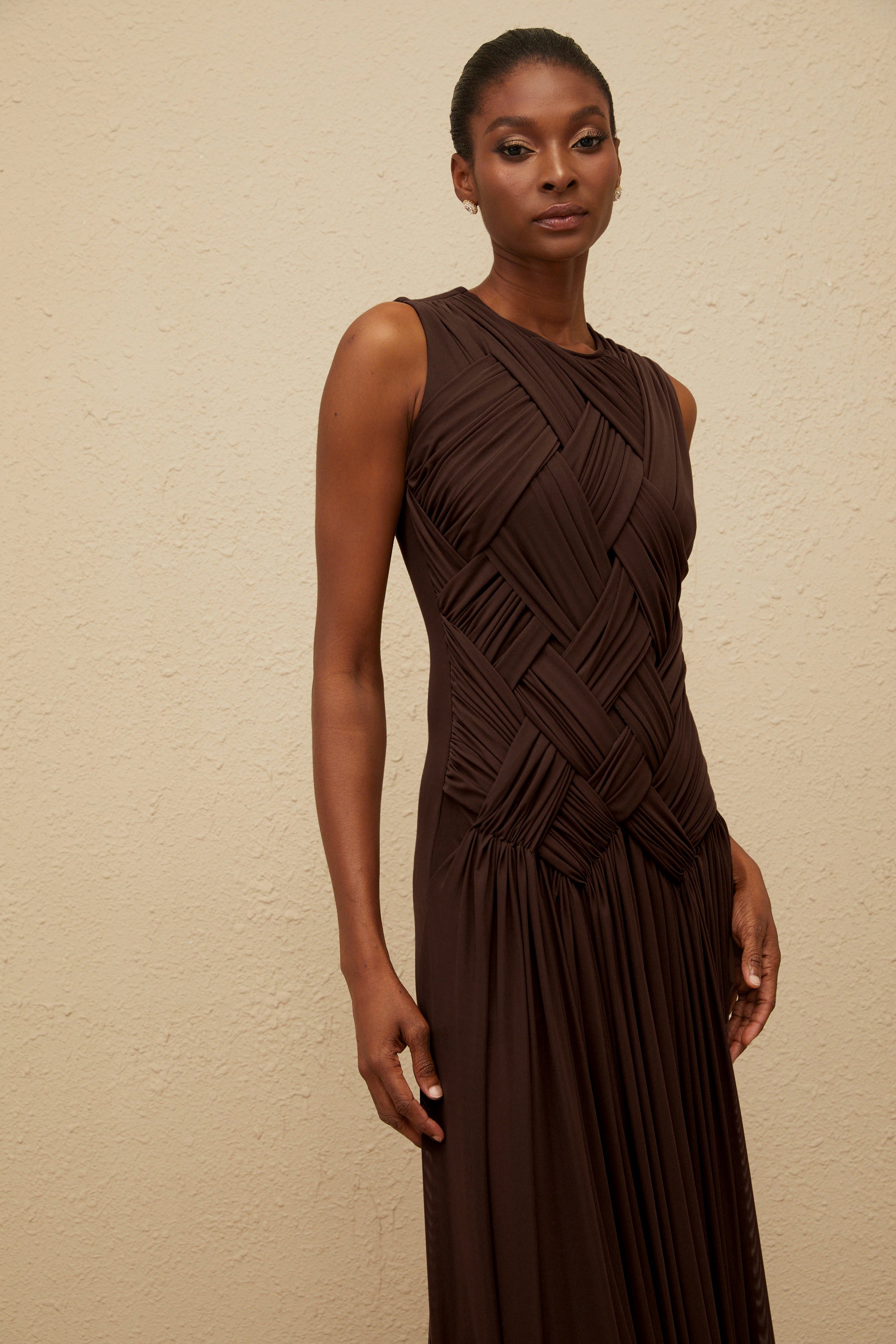 فستان دافني براون متوسط الطول من التول المضفر غير المتماثل