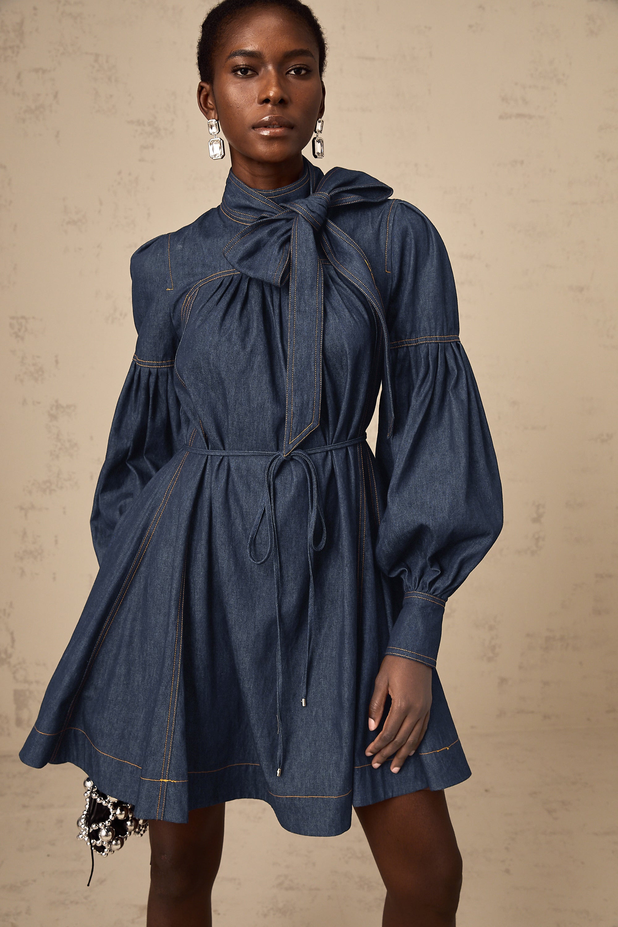 فستان ميرابل قصير من قماش الدنيم باللون الأزرق الداكن مع خياطة متباينة