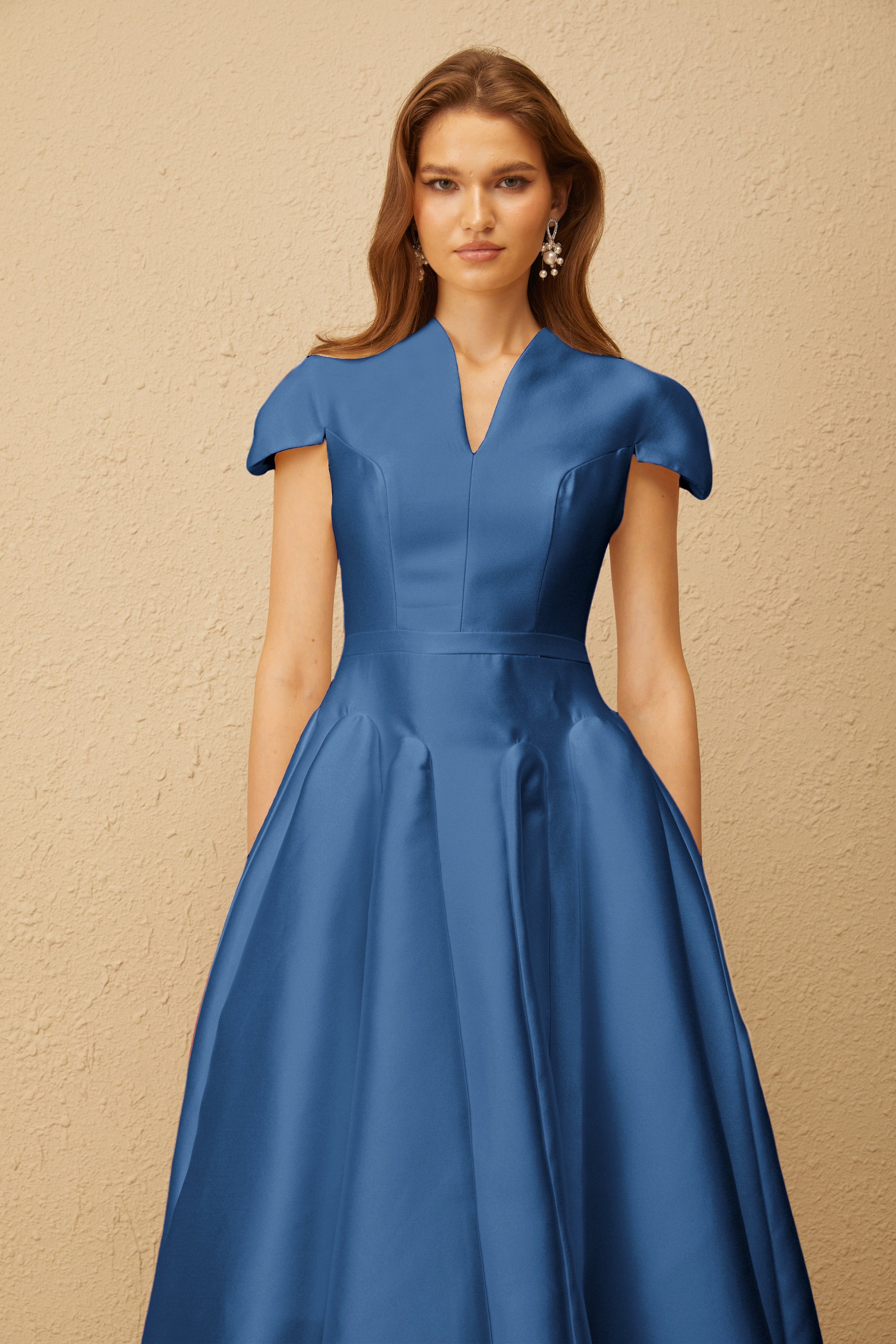 فستان أفينتين أحمر متوسط الطول بتصميم جوديت