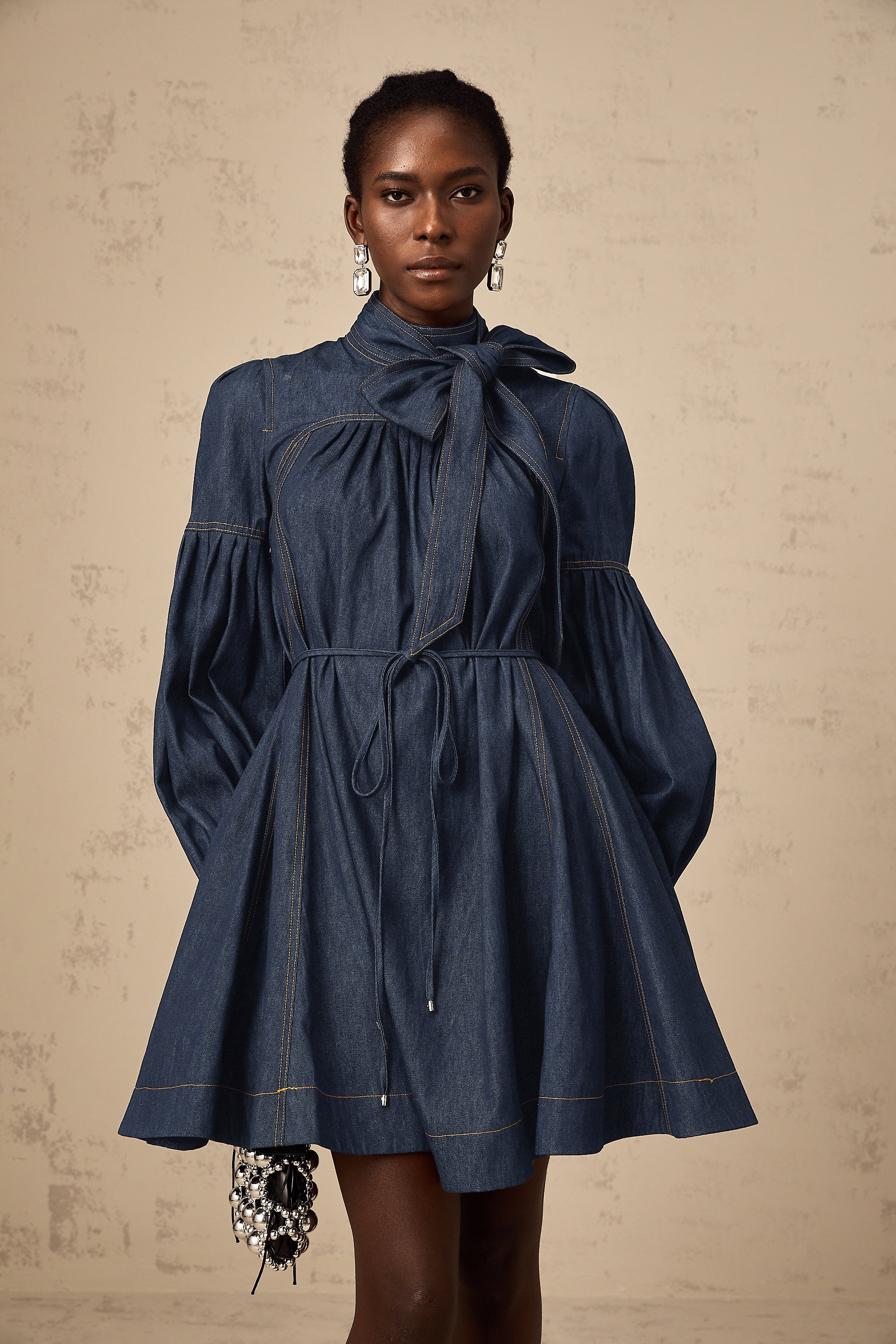 فستان ميرابل قصير من قماش الدنيم باللون الأزرق الداكن مع خياطة متباينة