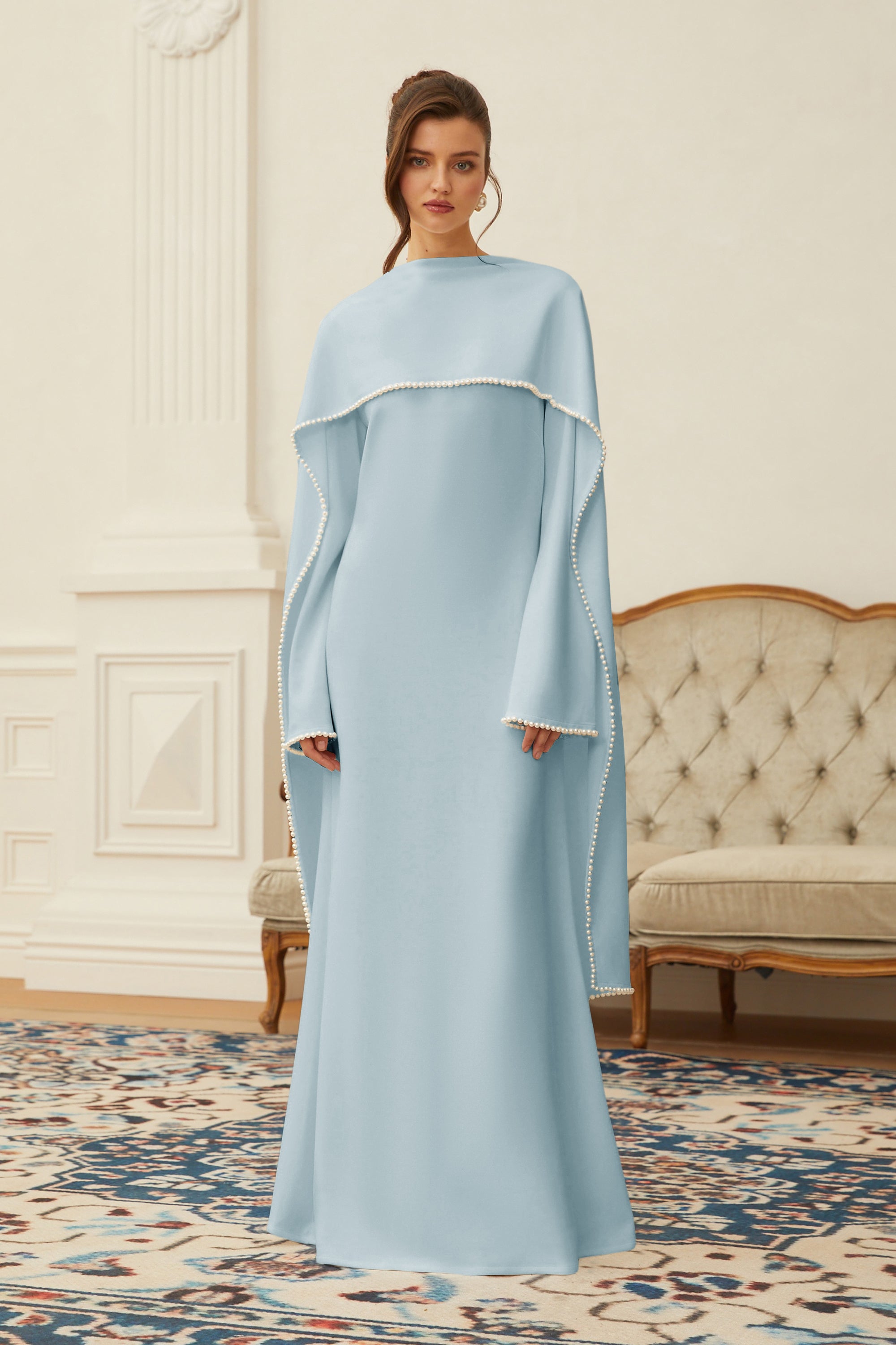Piroska Maxikleid mit blauer Perlenbesatz-Stola