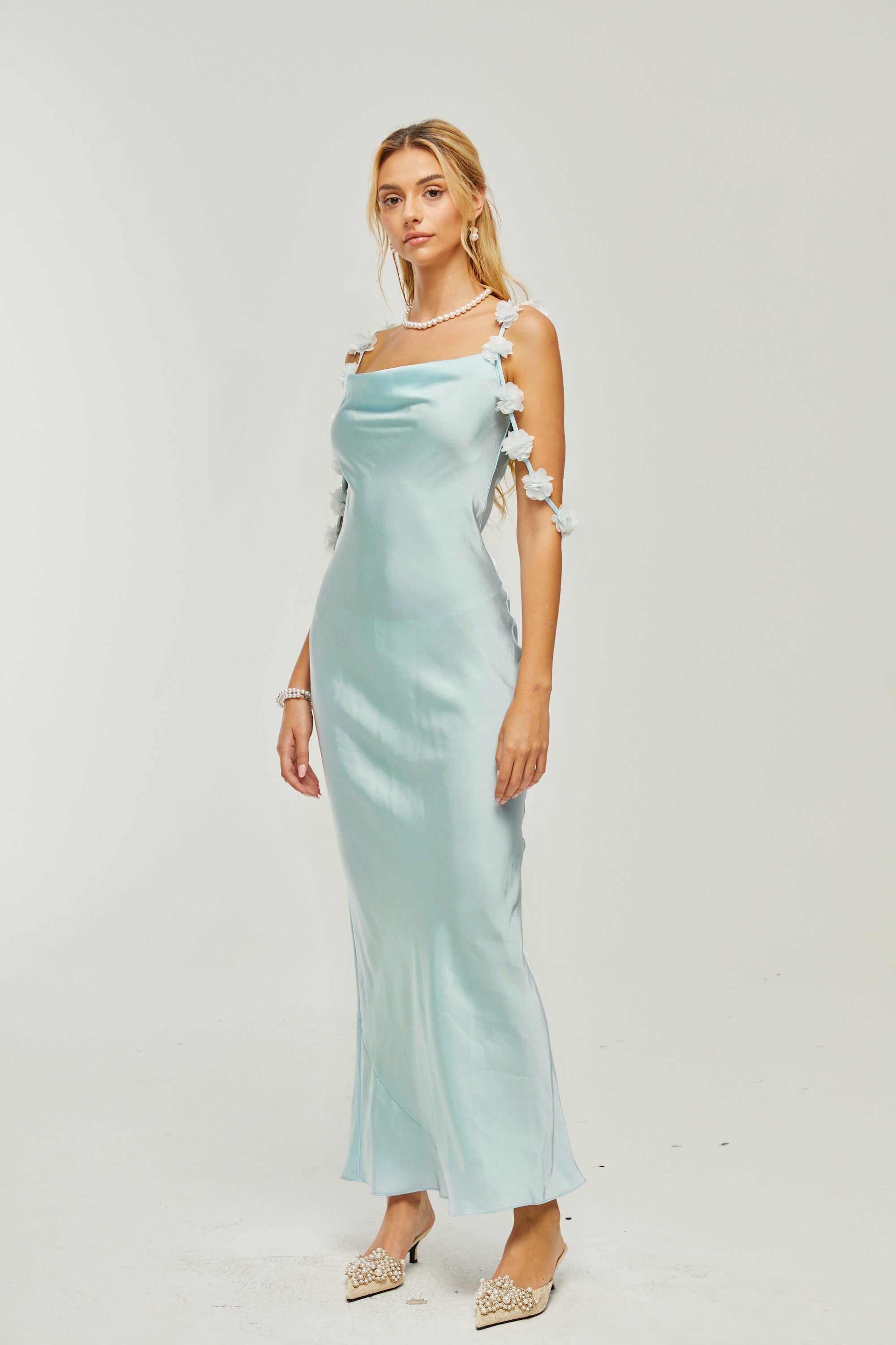 Capri Maxikleid aus Satin mit Blumenträgern 